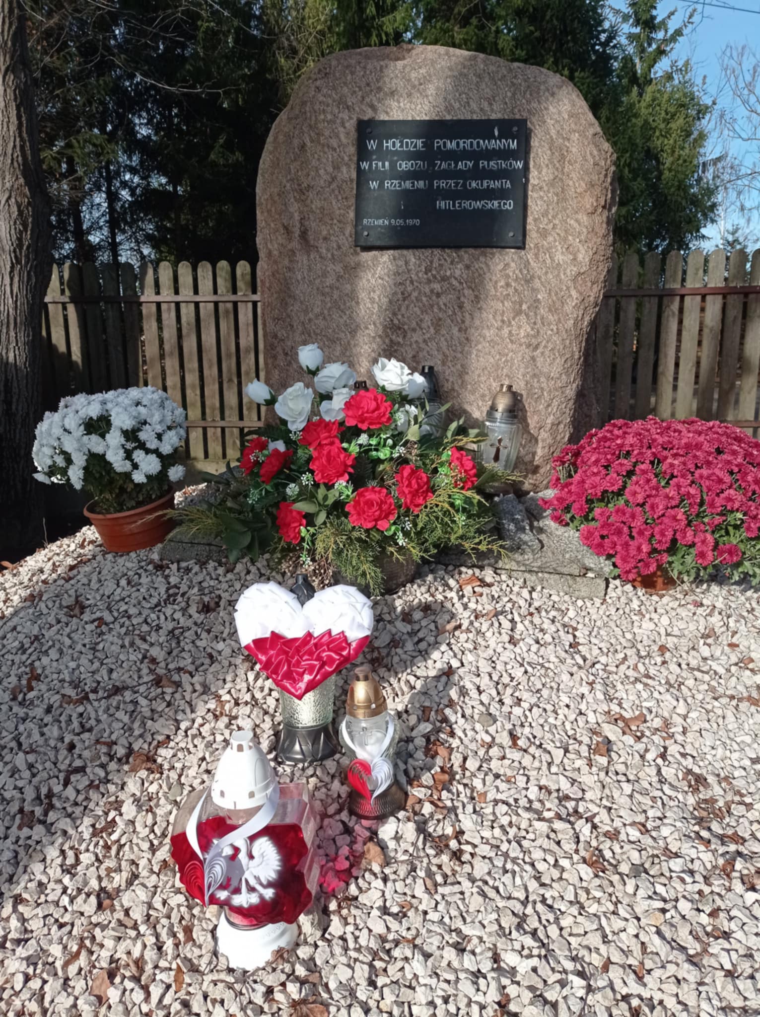 Obelisk upamiętnia ofiary hitlerowskiej filii obozu zagłady Pustków w Rzemieniu