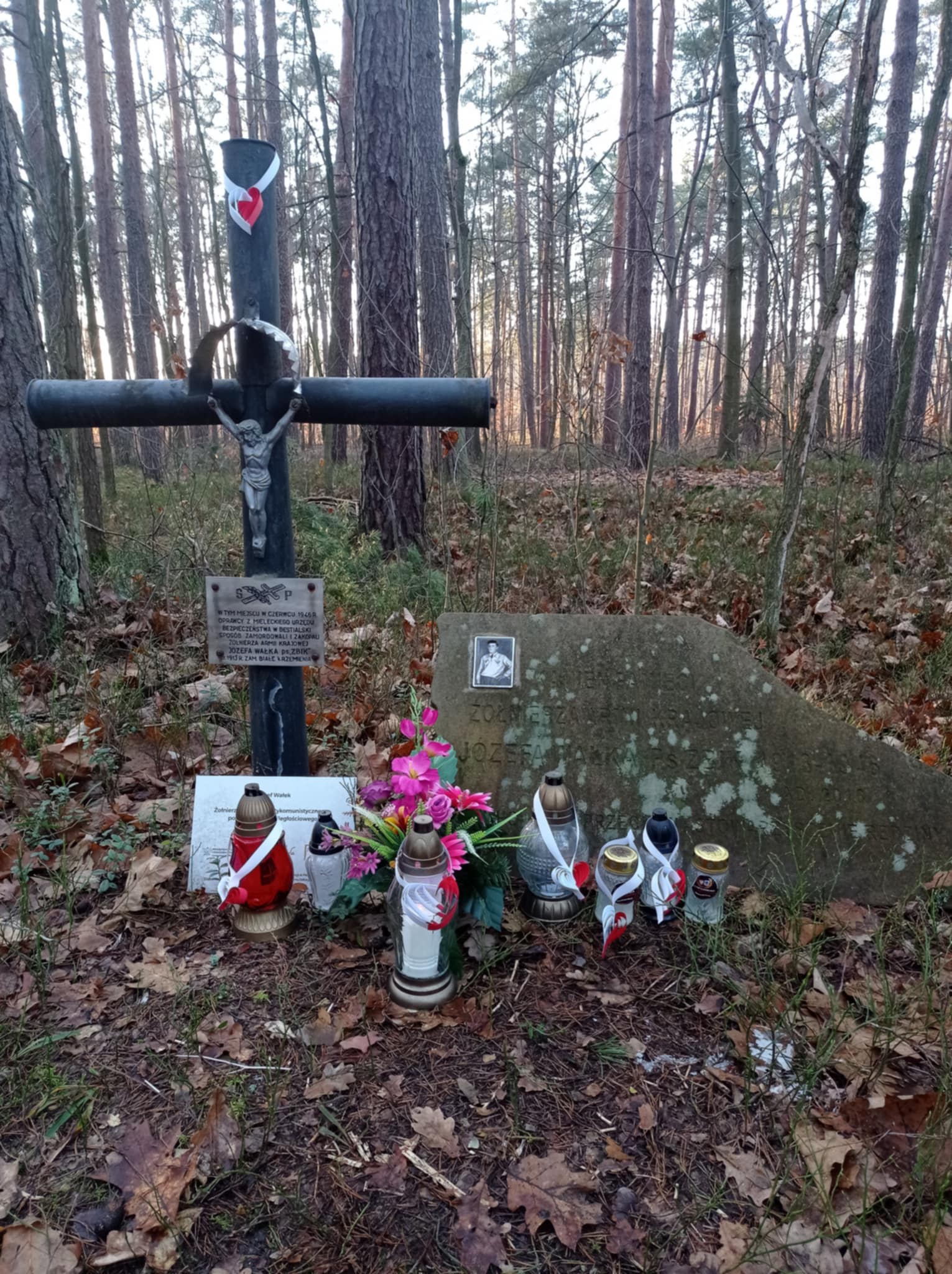 Krzyż z tabliczką i Kamień pamięci