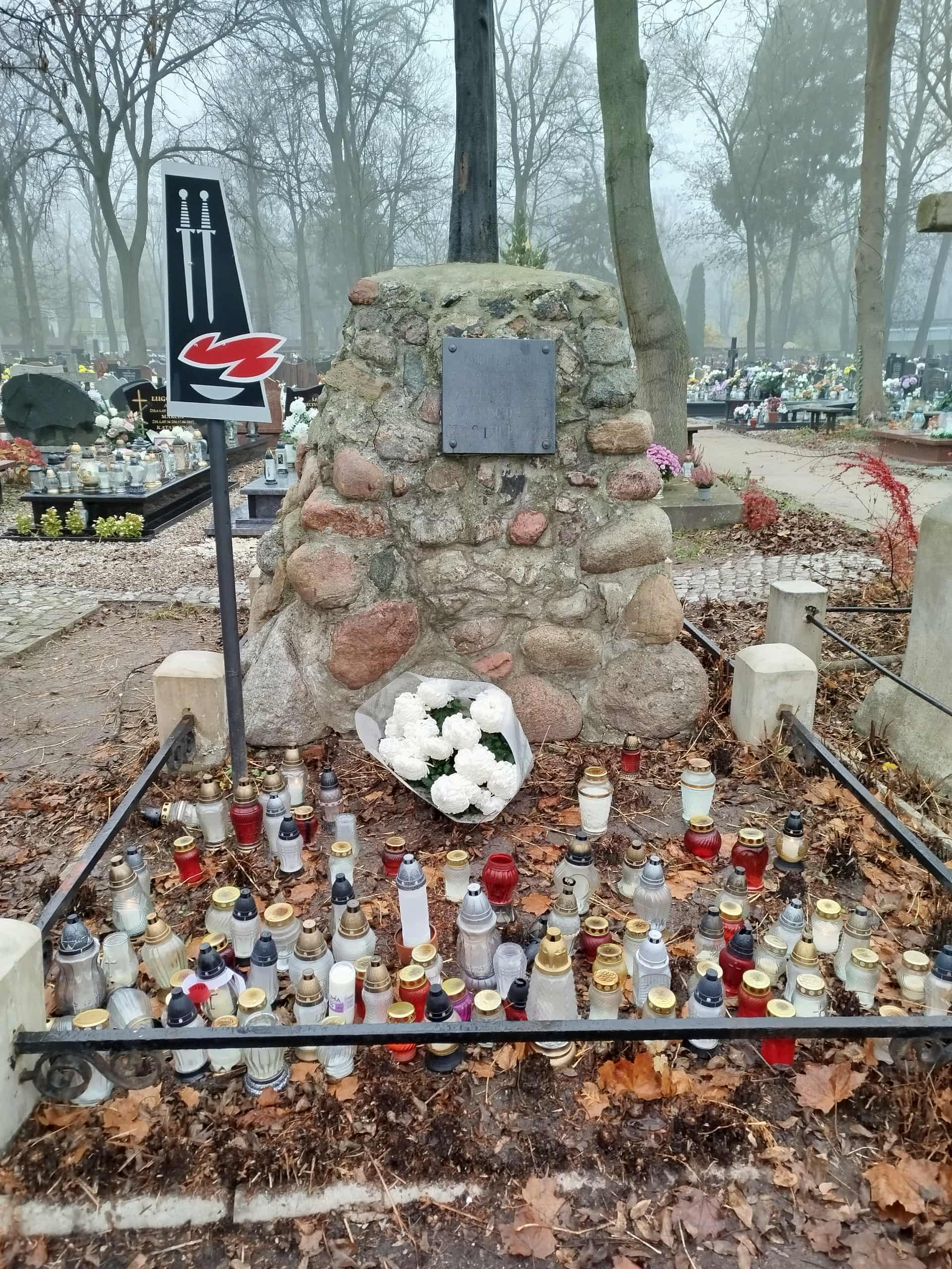 Mogiła zbiorowa, w której spoczywają powstańcy polegli w ataku na odwach i koszary rosyjskie.