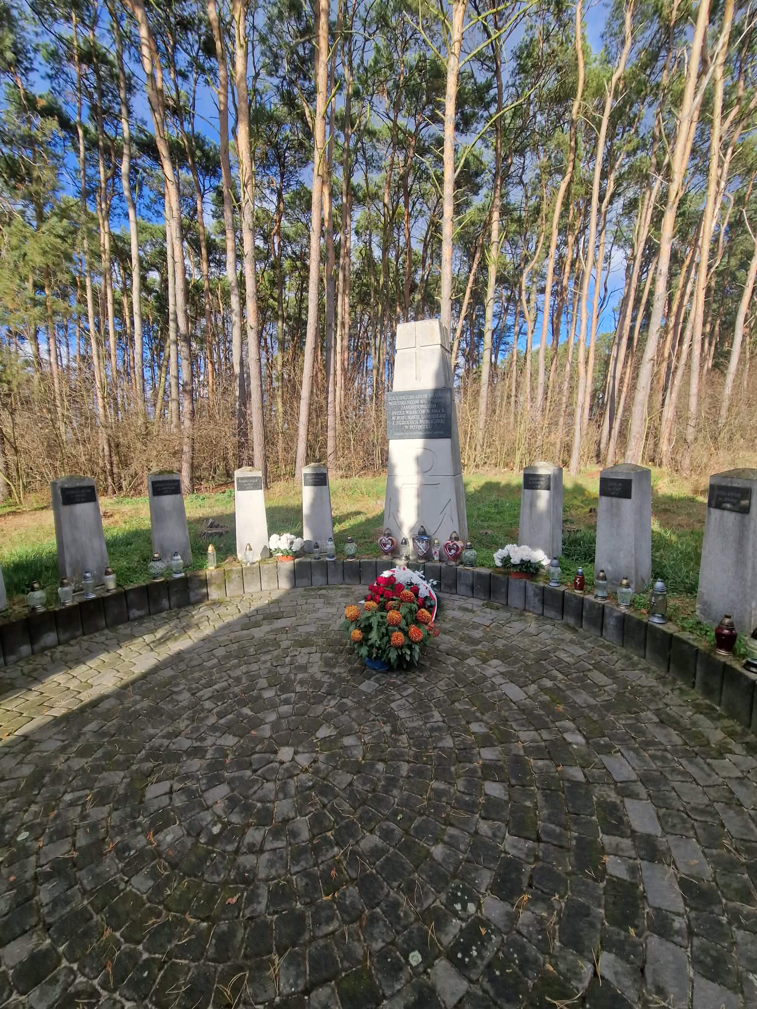 Pomnik przedstawiający krzyż, znak Polski Walczącej oraz tablicę pamiątkową.