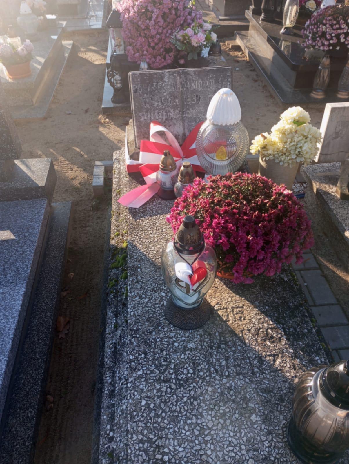 Grób upamietniajacy wszystkich żołnierzy bioracych udział w obronie Ojczyzny.