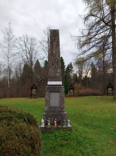 grób z napisem: "TOMASZOWI WINNICKIEMU ...  DOBRZE ZASŁUŻONEMU OJCZYŹNIE RODACY"