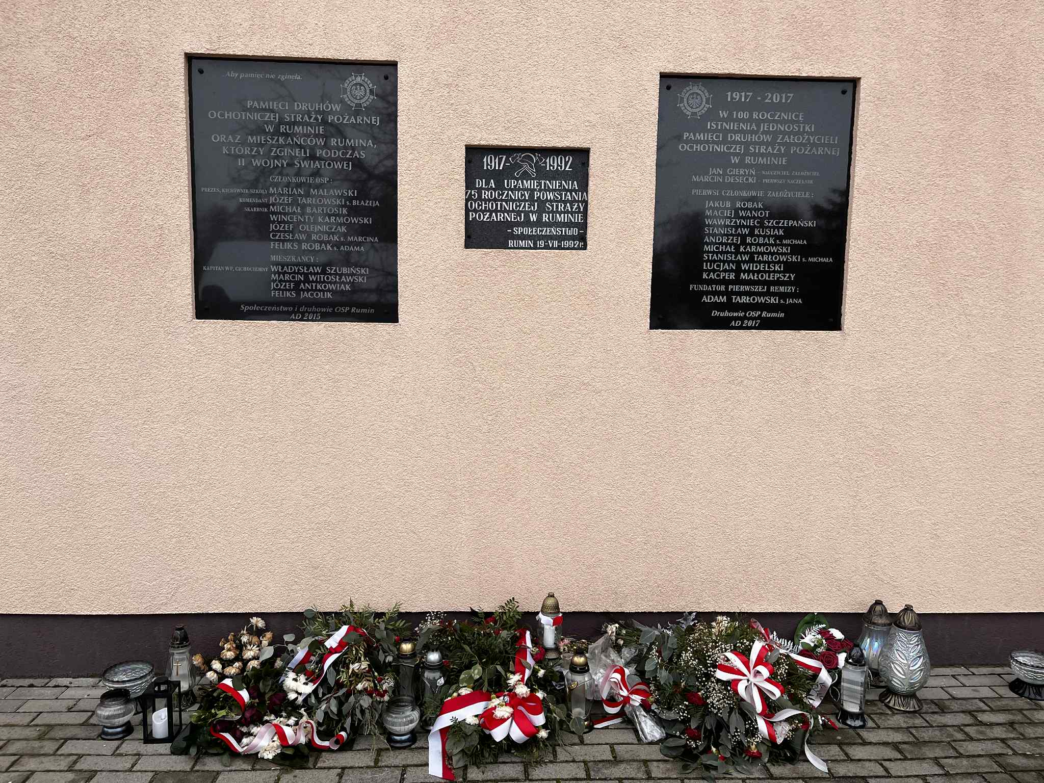 Tablica wisząca na ścianach budynku OSP Rumin