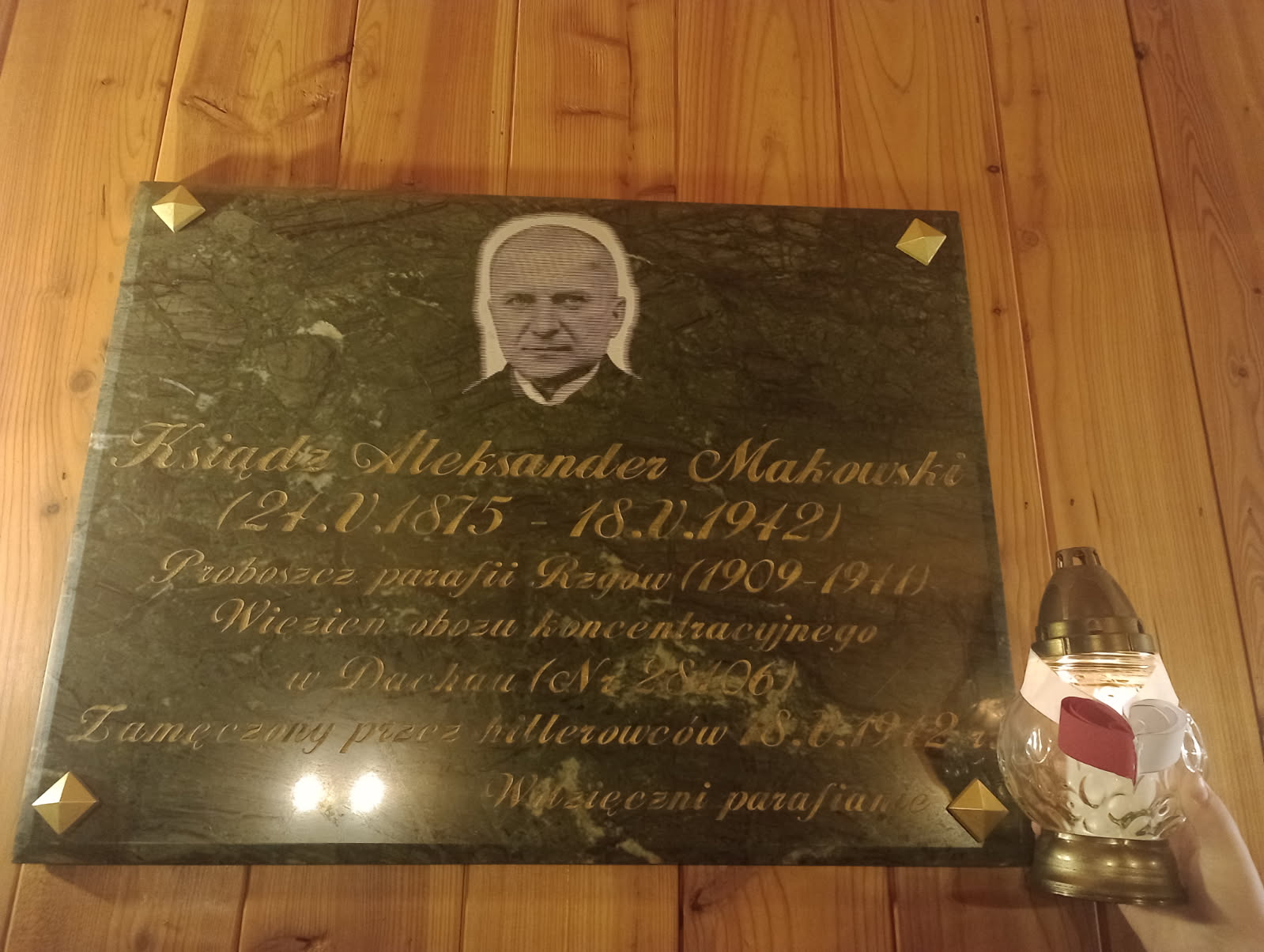 Fotografia ma charakter pełen szacunku i zadumy.
