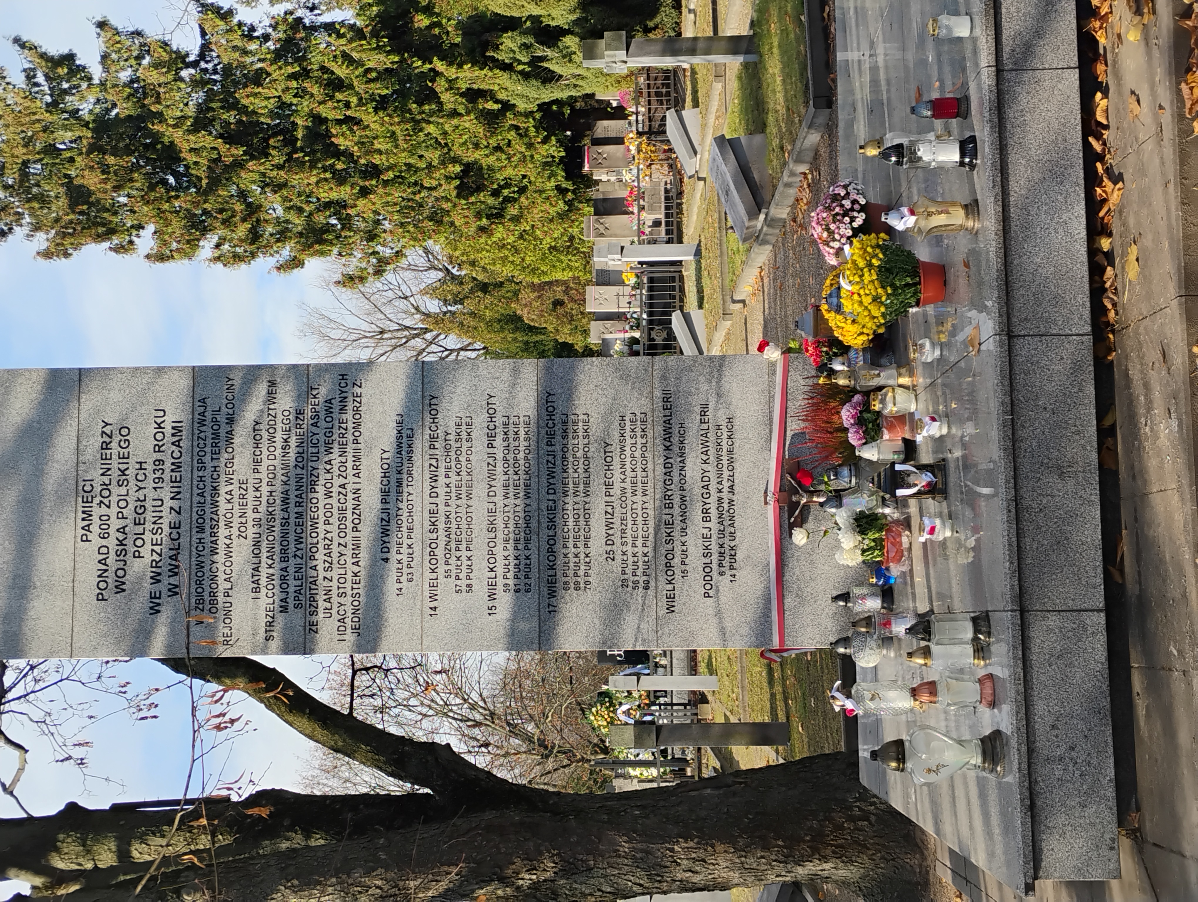 Wysoki obelisk zwieńczony na szczycie orłem.