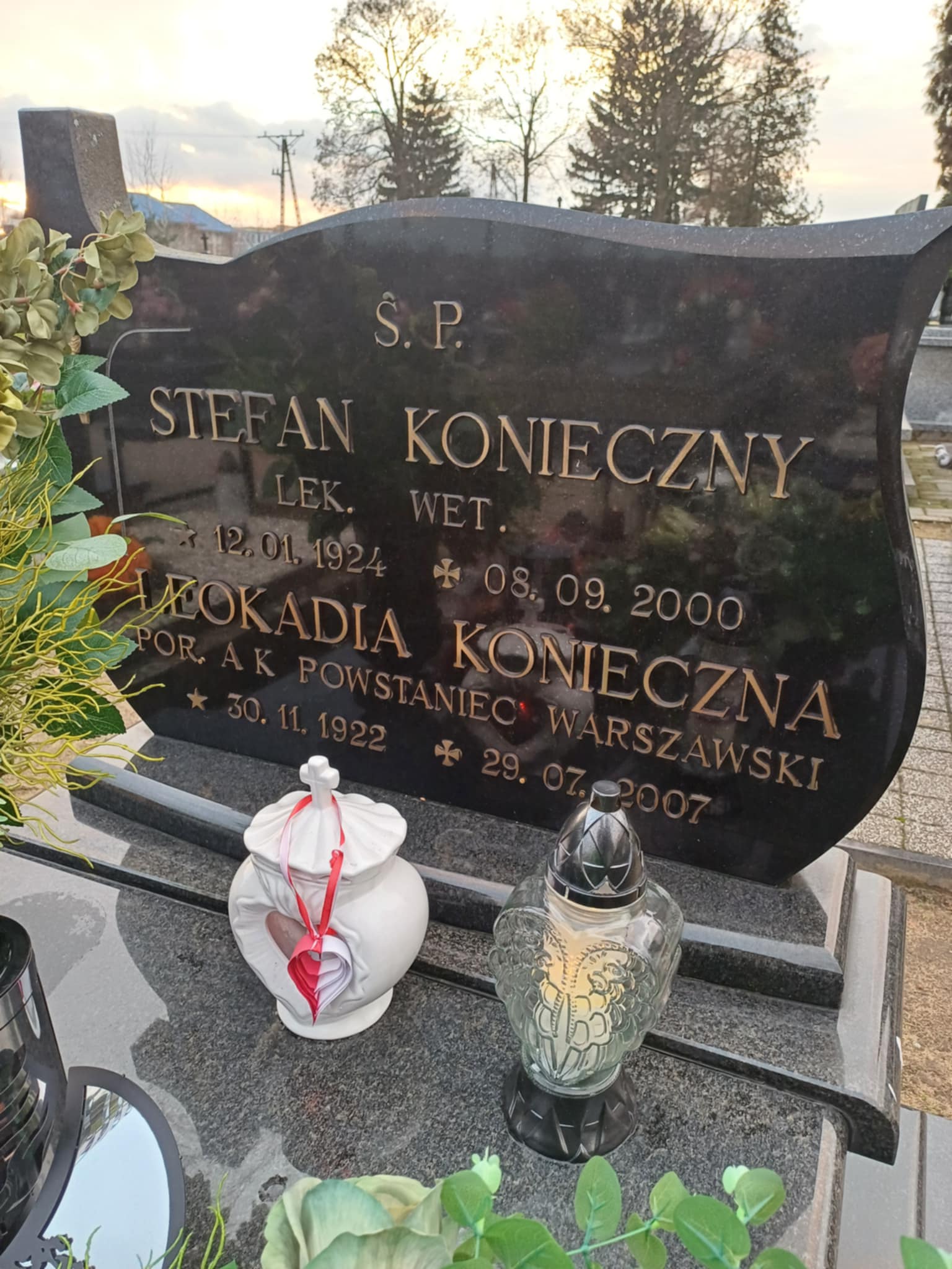 Na zdjęciu znajduje się grobowiec z nazwiskiem