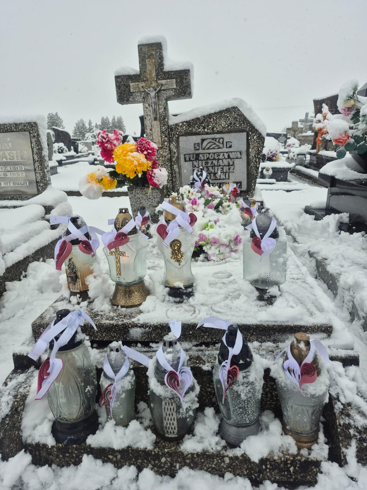 Grób Nieznanego Żołnierza ze zniczami z symbolem akcji "Płomień Pamięci", kwiatami