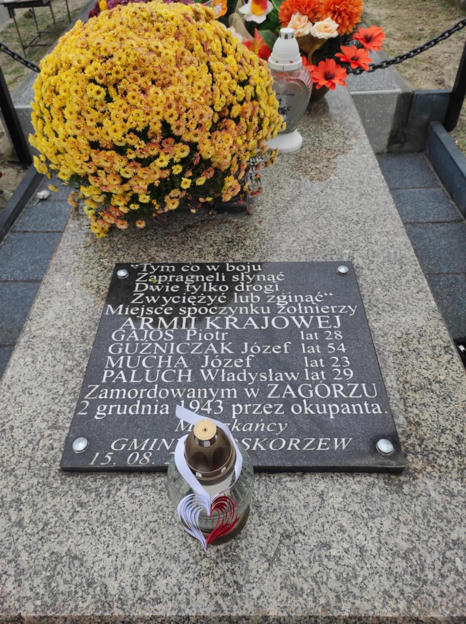 Zdjęcie przedstawia grób czterech żołnierzy Armii Krajowej zamordowanych przez okupanta w 1943 roku.