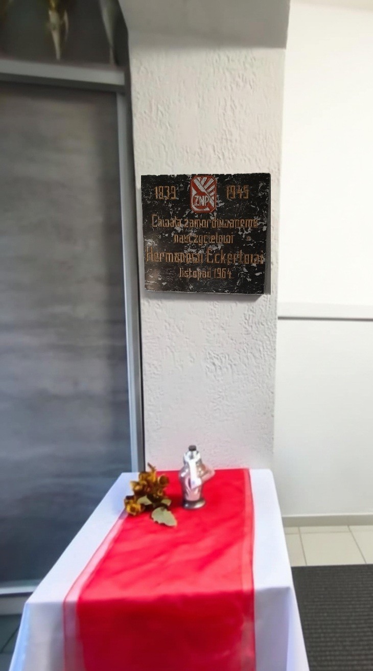„Chwała zamordowanemu nauczycielowi Hermanowi Eckertowi”, logo Związku Nauczycielstwa Polskiego.