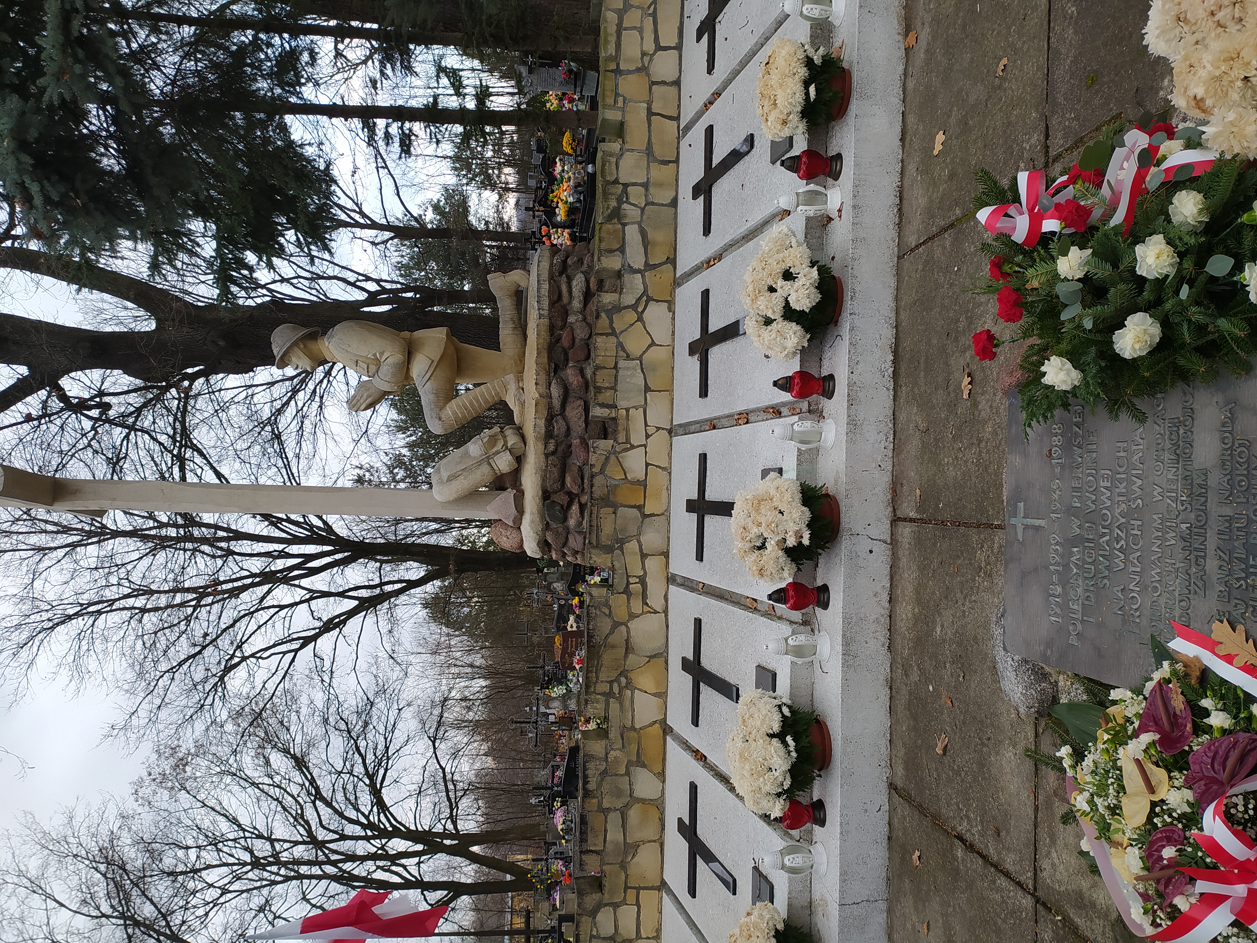 Grób tworzą mogiły żołnierzy poległych w Pierwszej i Drugiej Wojnie Światowej