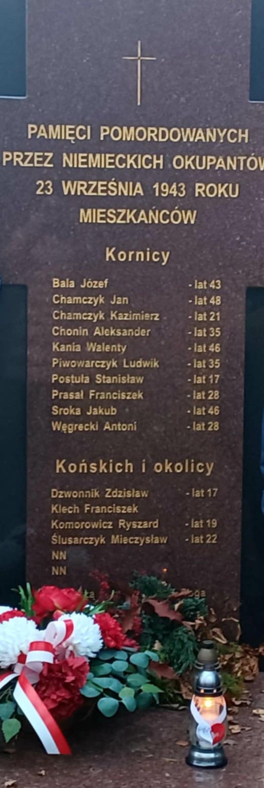 zawiera tablicę nagrobną z zapisanymi nazwiskami  ofiar- mieszkańców Kornicy, Końskwiązankę i znicz