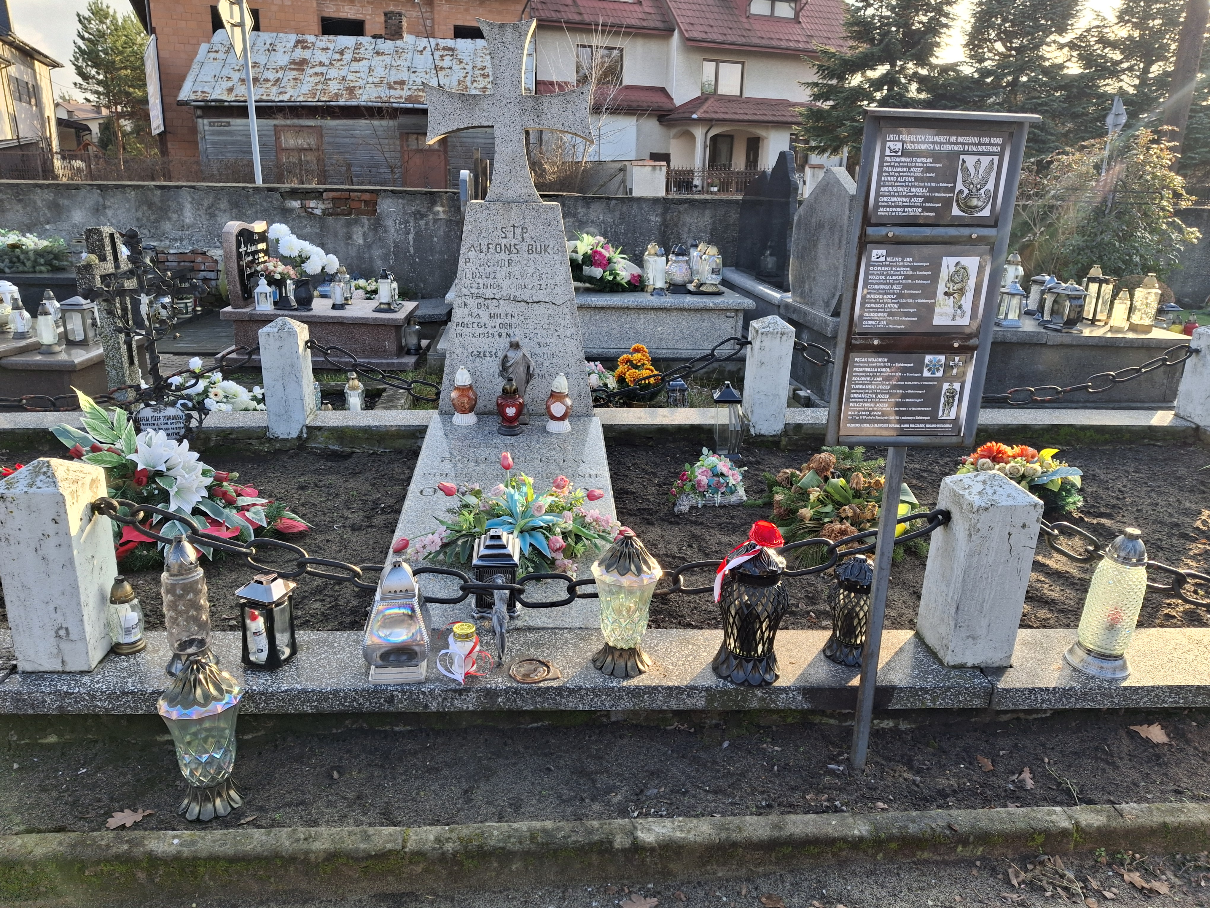 Na zdjęciu znajduje się pomnik Alfreda Buk. Na pomniku zapalony został znicz.