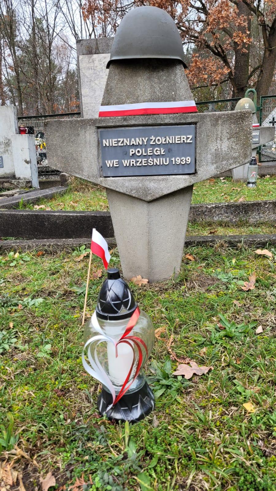 Na zdjęciu znajduje się mogiła wojenna nieznanego żołnierza z 1939 roku, zlokalizowana na cmentarzu.
