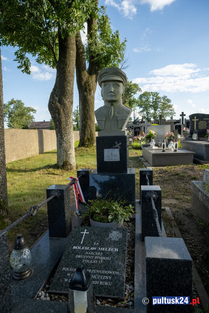 zdj. przedstawia grób wraz z popiersiem upamiętniającym naszego bohatera z 1920r.