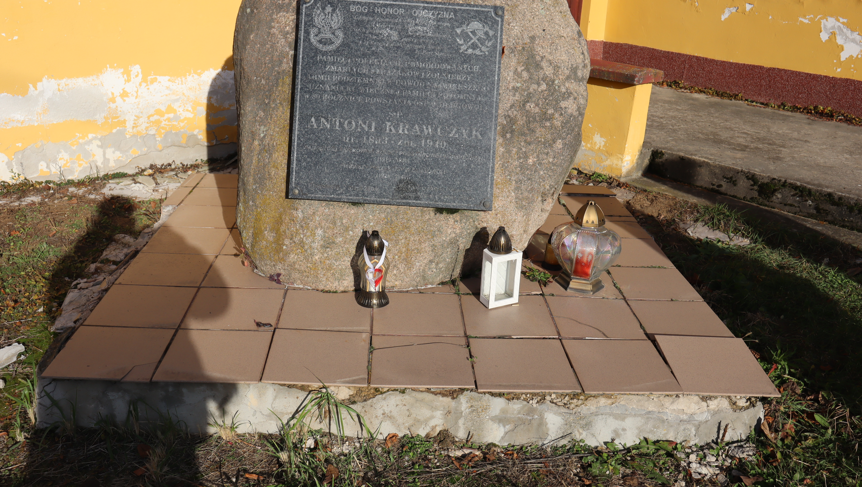 Obelisk z głazu narzutowego z tablicą upamiętniajacą Antoniego Krawczyka.