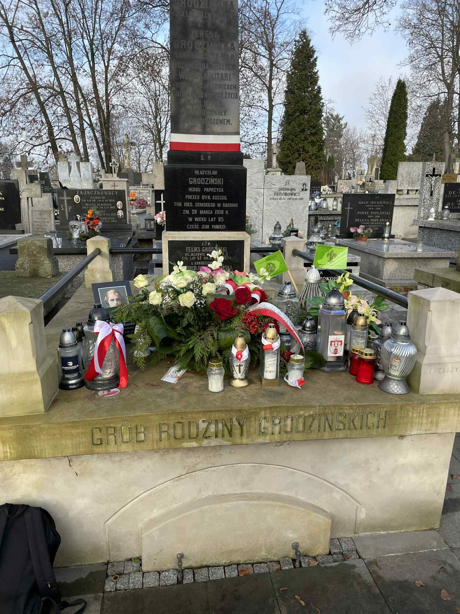 Grób Teresy Grodzińskiej, pierwsza kobieta w II RP odznaczona Orderem Virtuti Militari