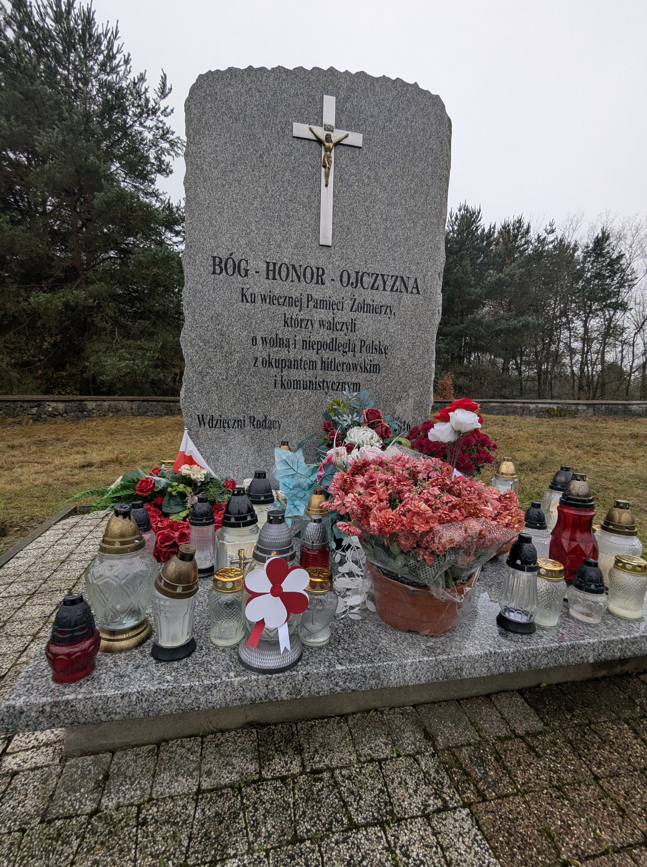płyta pomnika z napisem