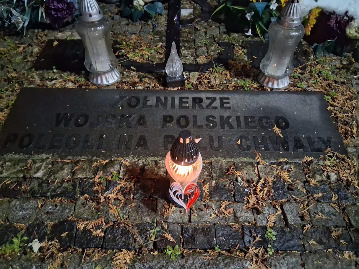 fragment pomnika przedstawiający płytę z inskrypcją