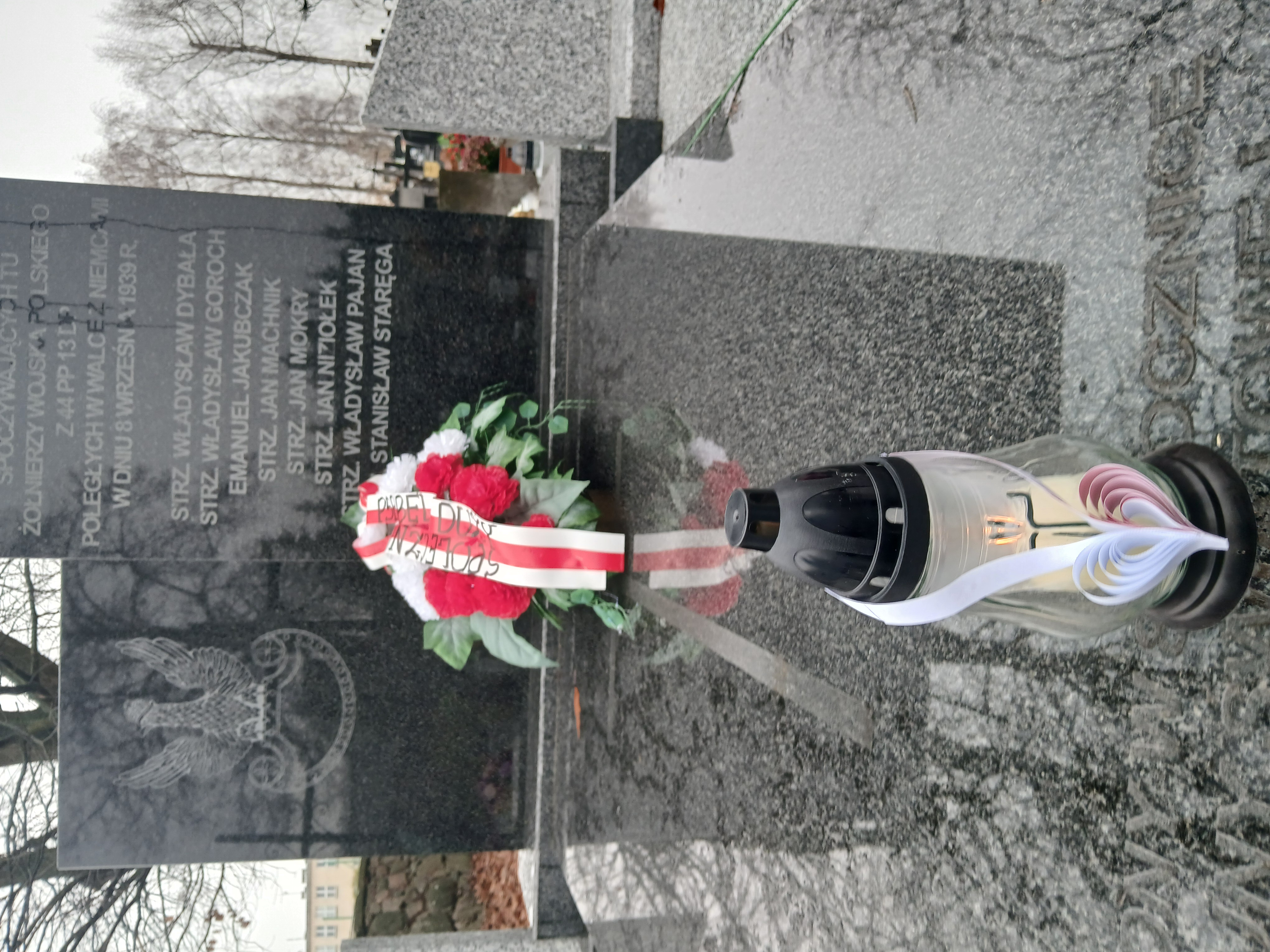 Grób jest zbiorową mogiłą, w której pochowani zostali żołnierze polegli w walce z Niemcami.