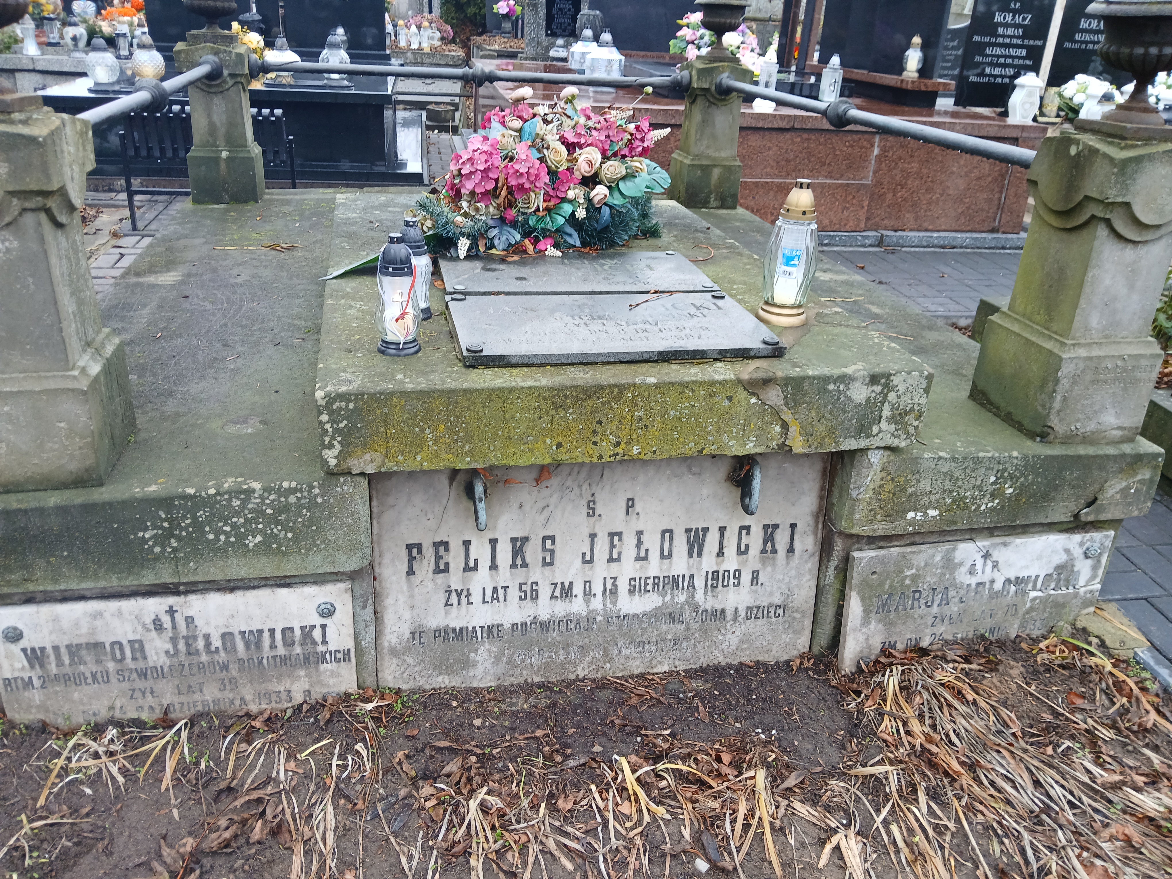 Grób jest zbiorową mogiłą, w której pochowani zostali Feliks, Wiktor i Maria Jełowieccy.