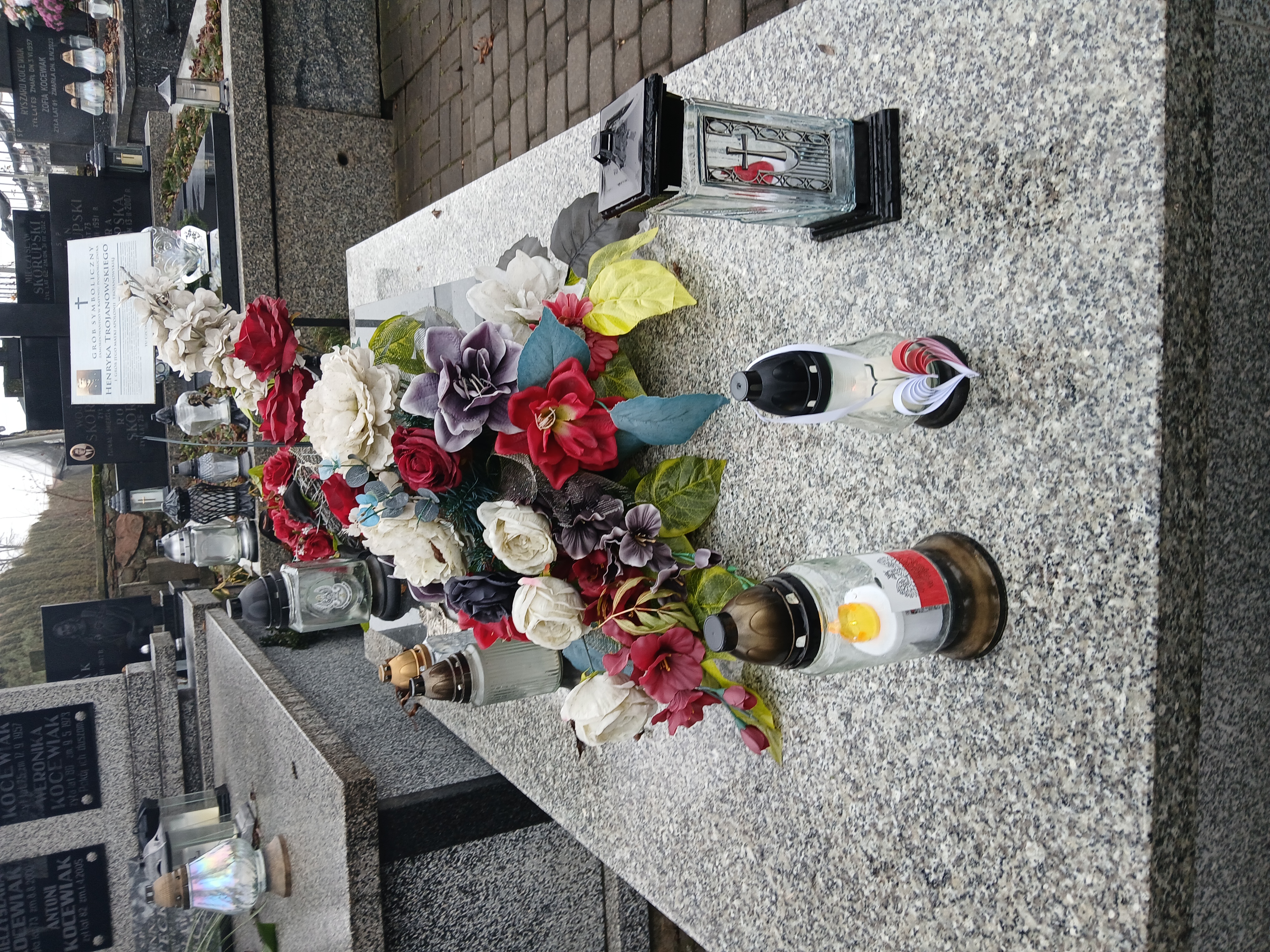 Grób symboliczny podporucznika Henryka Trojanowskiego i grób jego matki Apolonii Trojanowskiej.