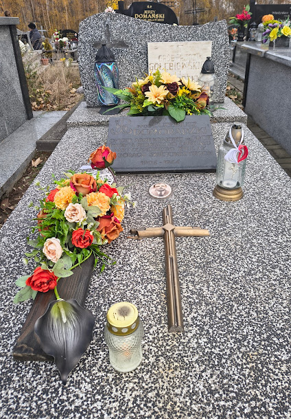 Grób rodziny Gołębiewskich, tablica z zdjęcie "Grota"
