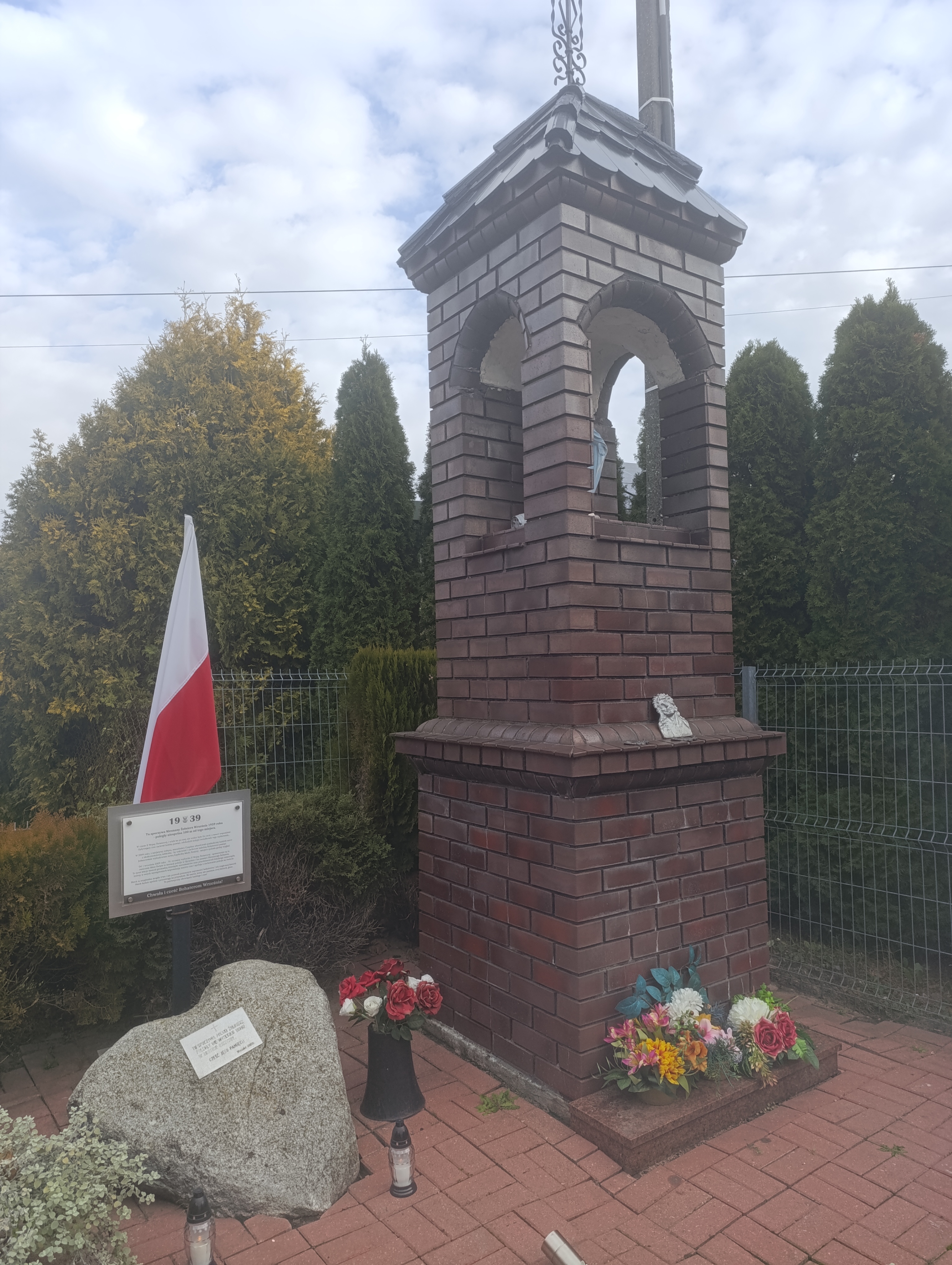 Pomnik oraz kamień pamięci, zapalone znicze