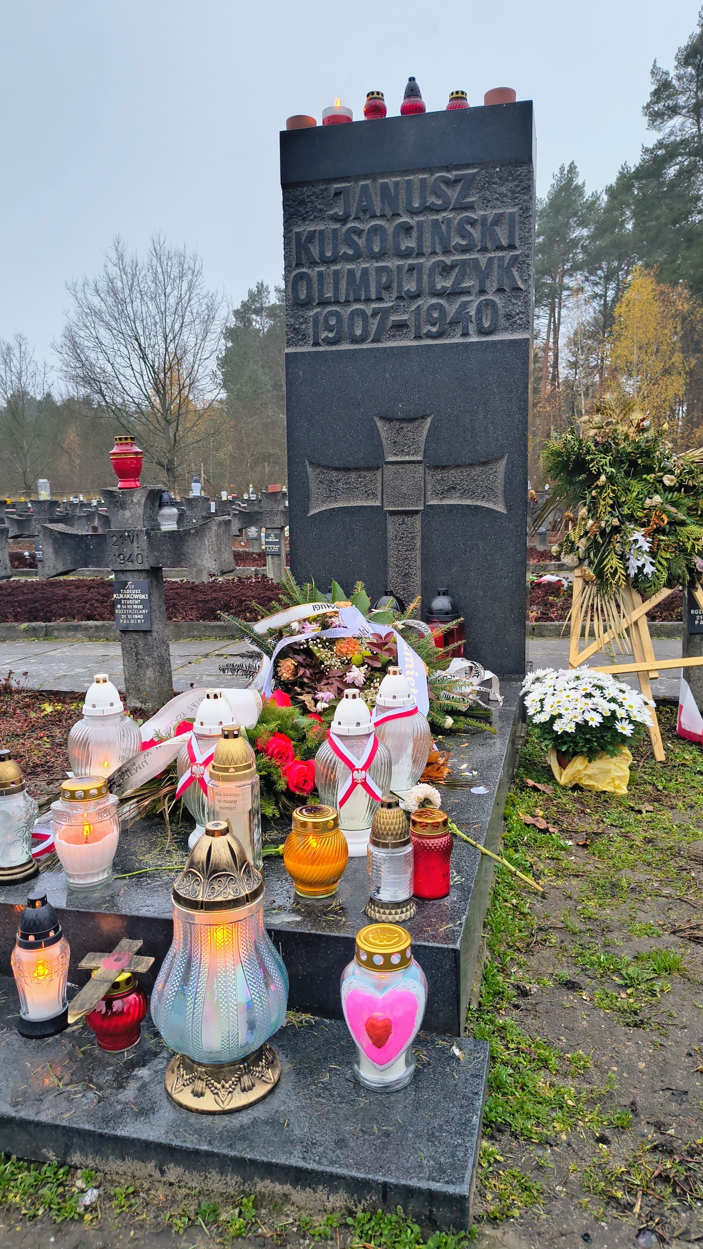 Zdjęcie przedstawia grób Janusza Kusocińskiego