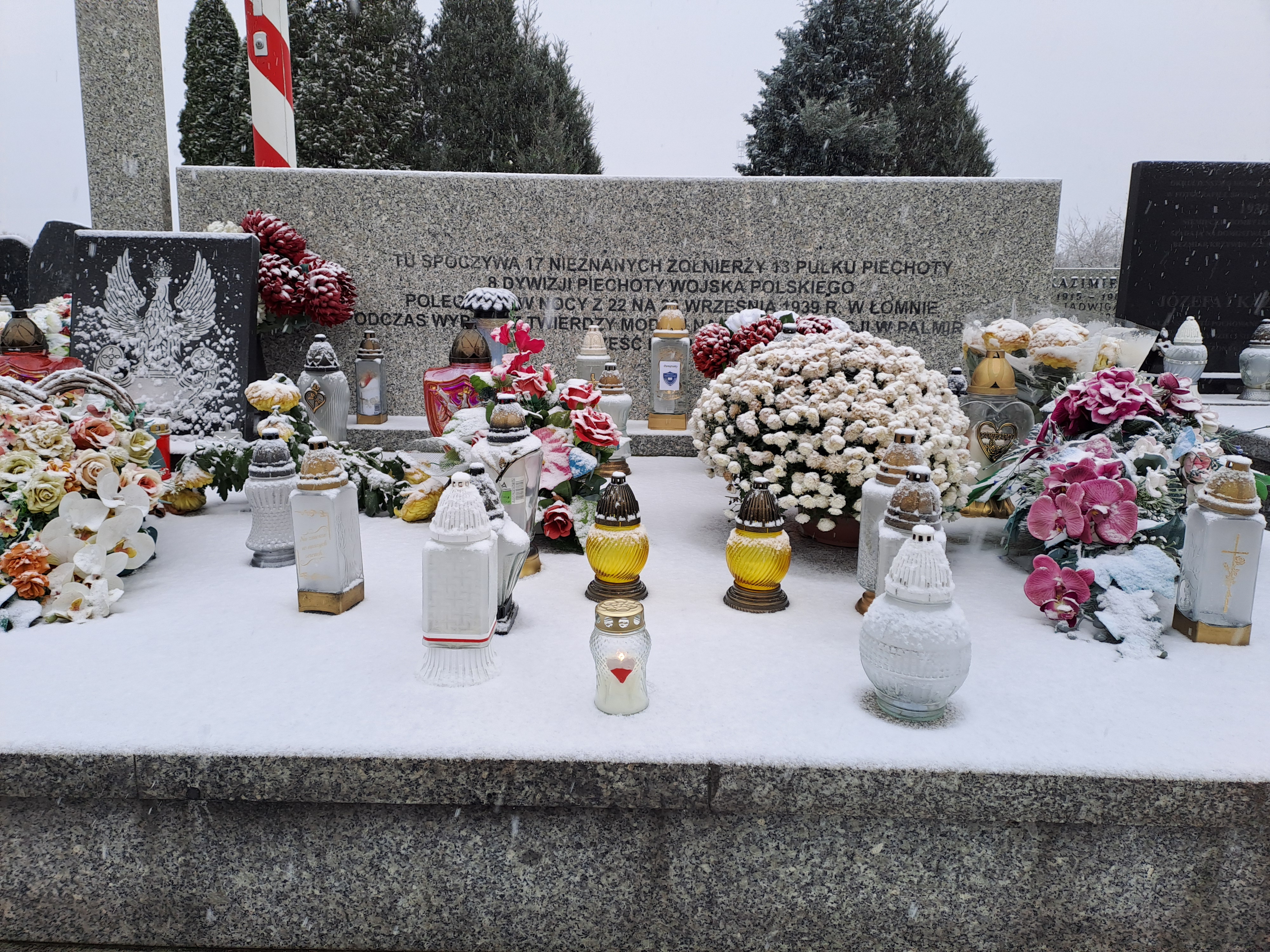 Zdjęcie przedstawia grób zbiorowy 17 żołnierzy Wojska Polskiego z 1939