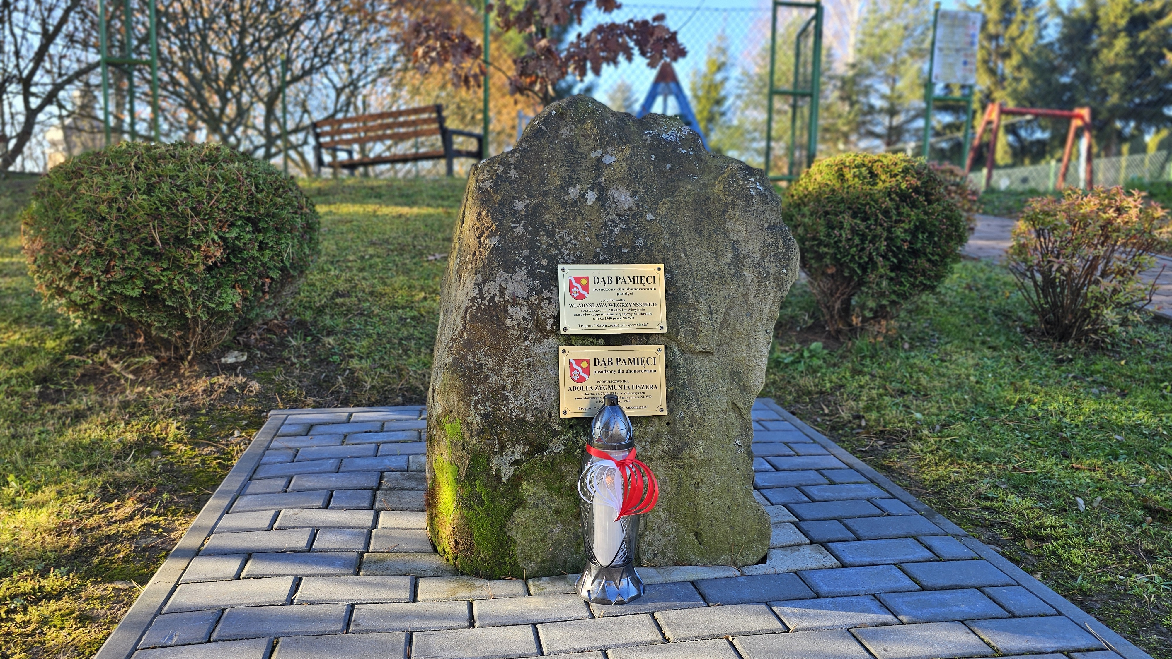 Kamień z tablicami upamiętniającymi ofiary zbrodni katyńskiej. Jedna z nich pochodzi z Witryłowa.