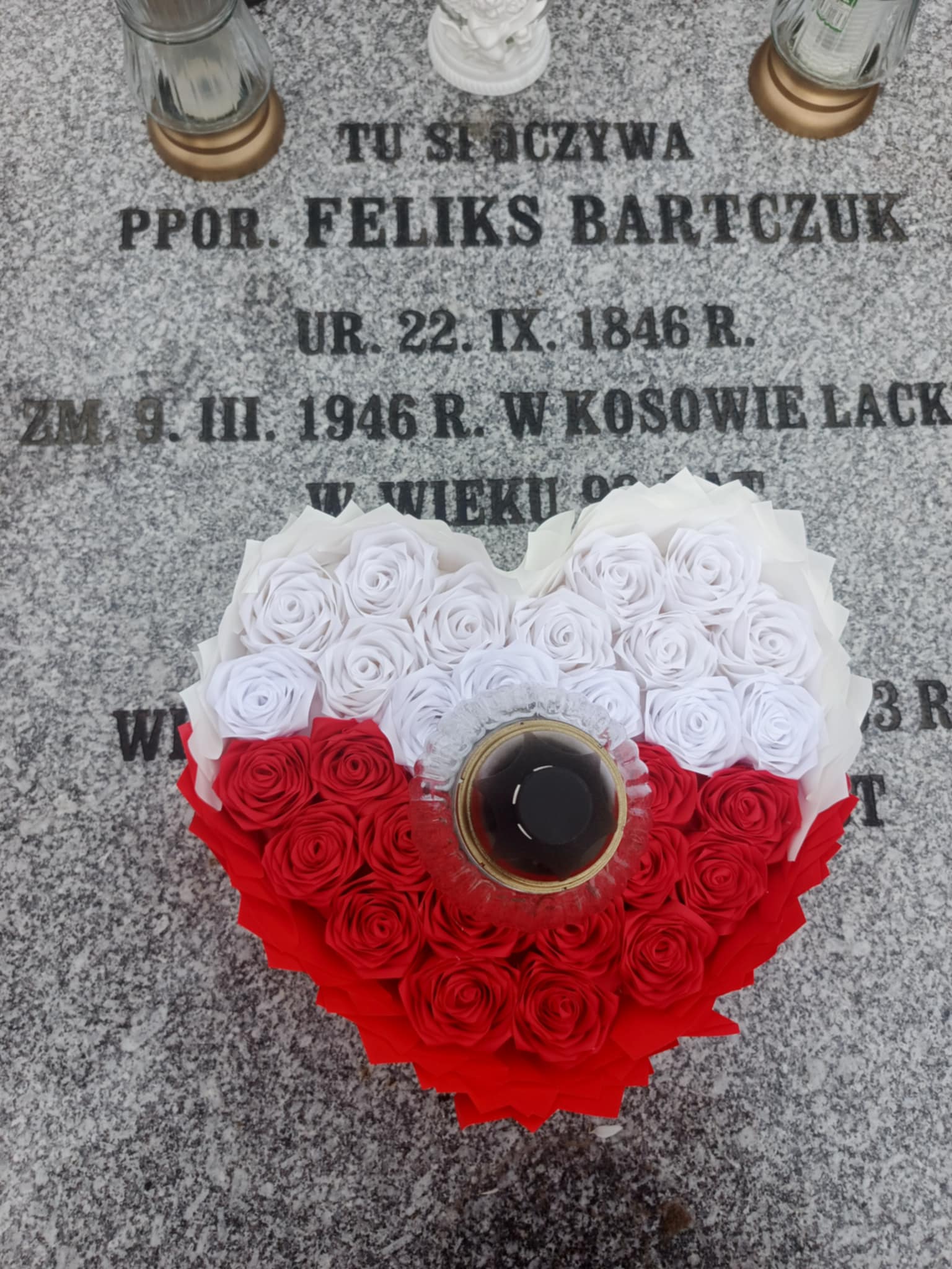Na zdjęciu przedstawiony jest pomnik Feliksa Bartczuka ze zniczem wykonanym przez uczniów.