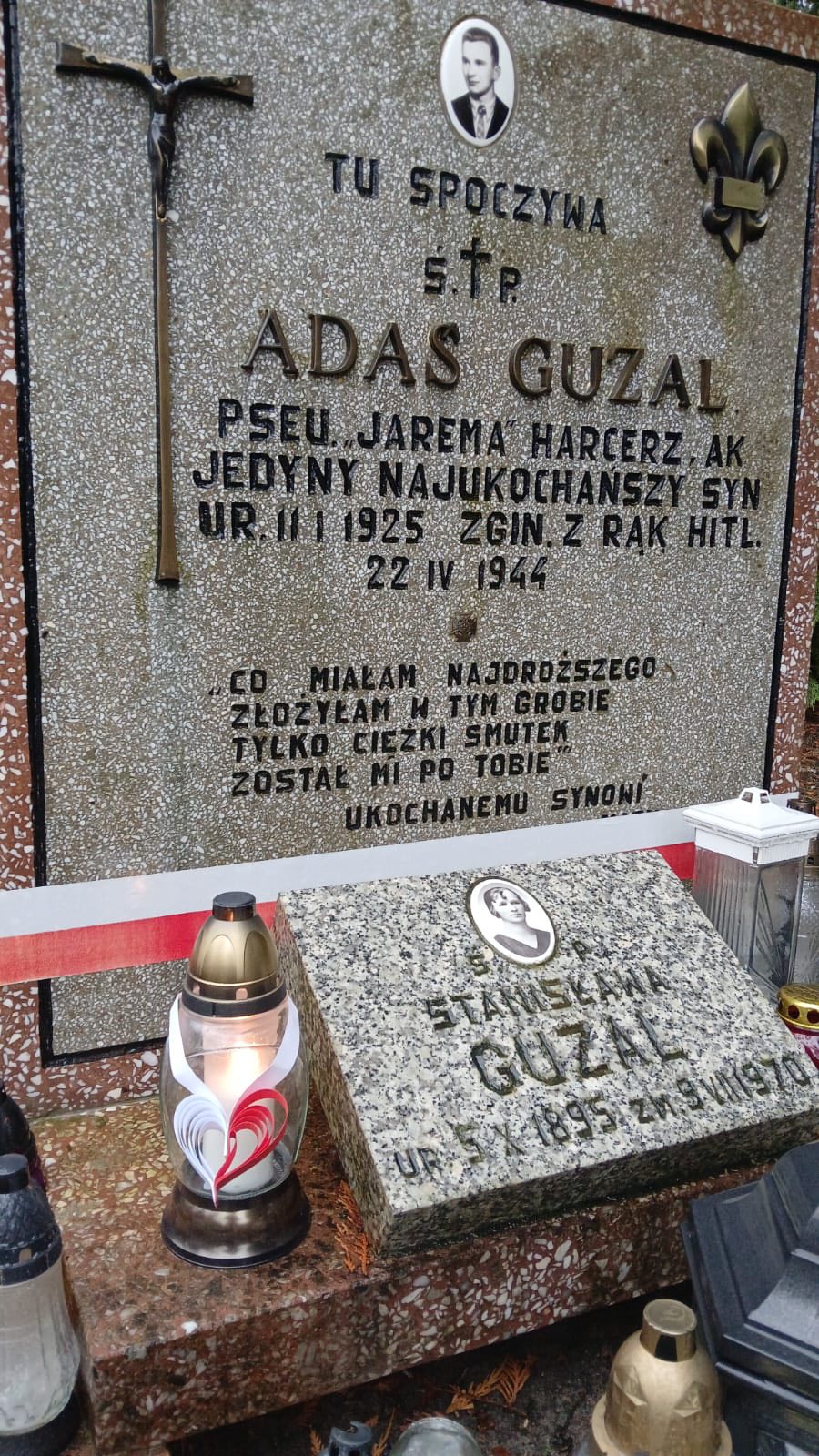 Nagrobek ze zdjęciem, krzyżem i harcerska lilijka. Podana data urodzenia i śmierci oraz pseudonim.