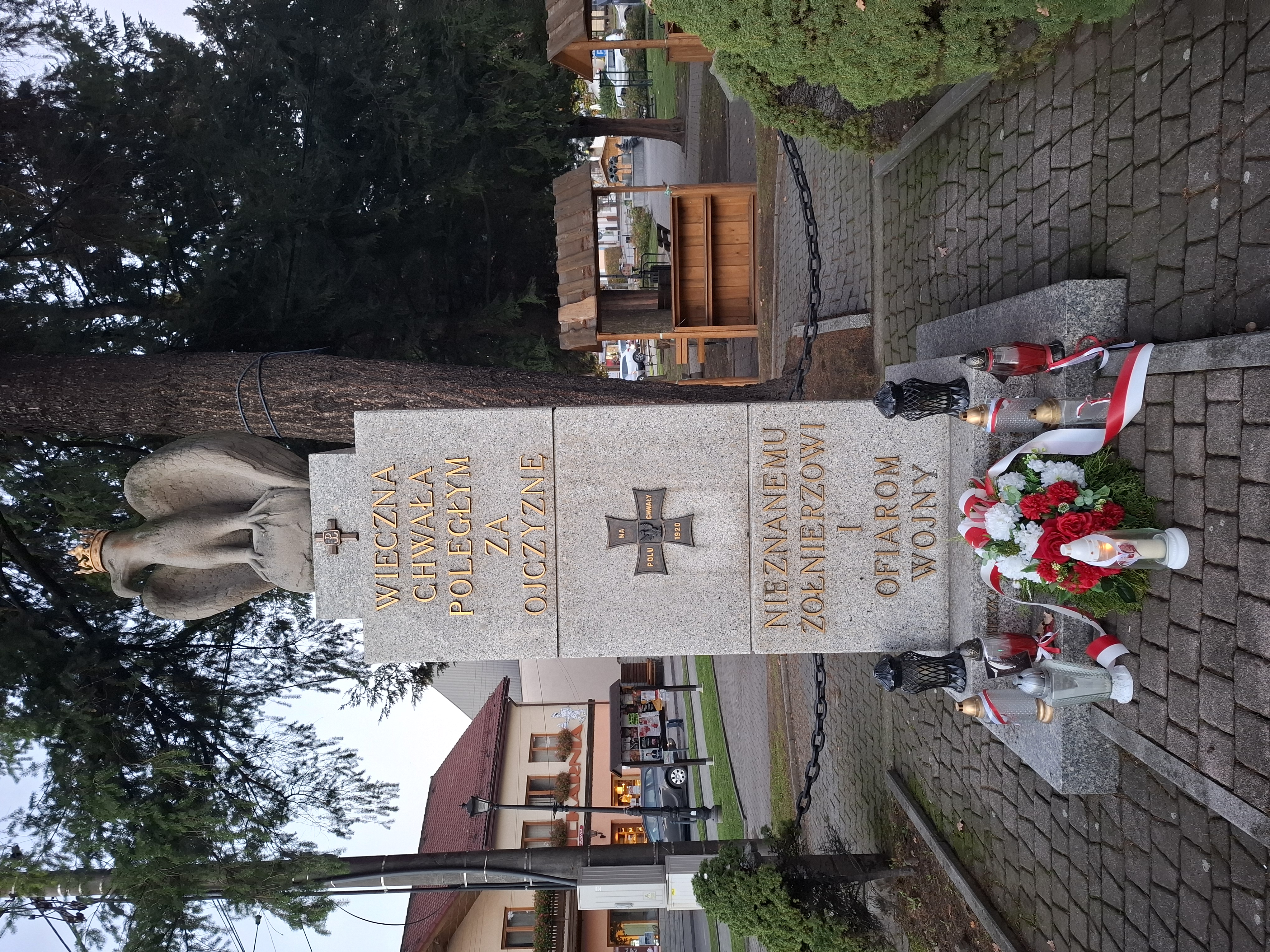 Pomnik Nieznanego Żołnierza i Ofiar Wojny znajduje się w samym centrum miasta, w rynku Makowa Podh.