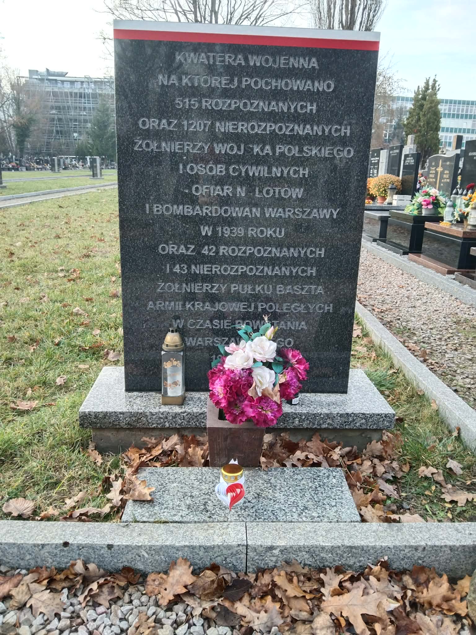 Pomnik upamiętniający ofiary nalotów na Warszawę w 1939r. oraz żołnierzy pułku Baszta AK