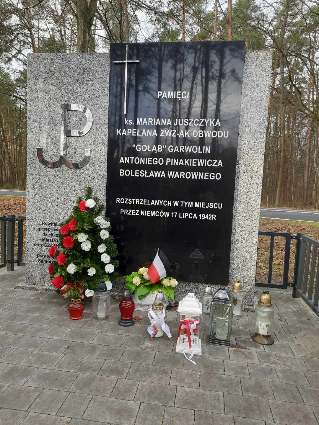 Na fotografii znajduje się tablica  upamiętniająca miejsce rozstrzelania  bohaterów