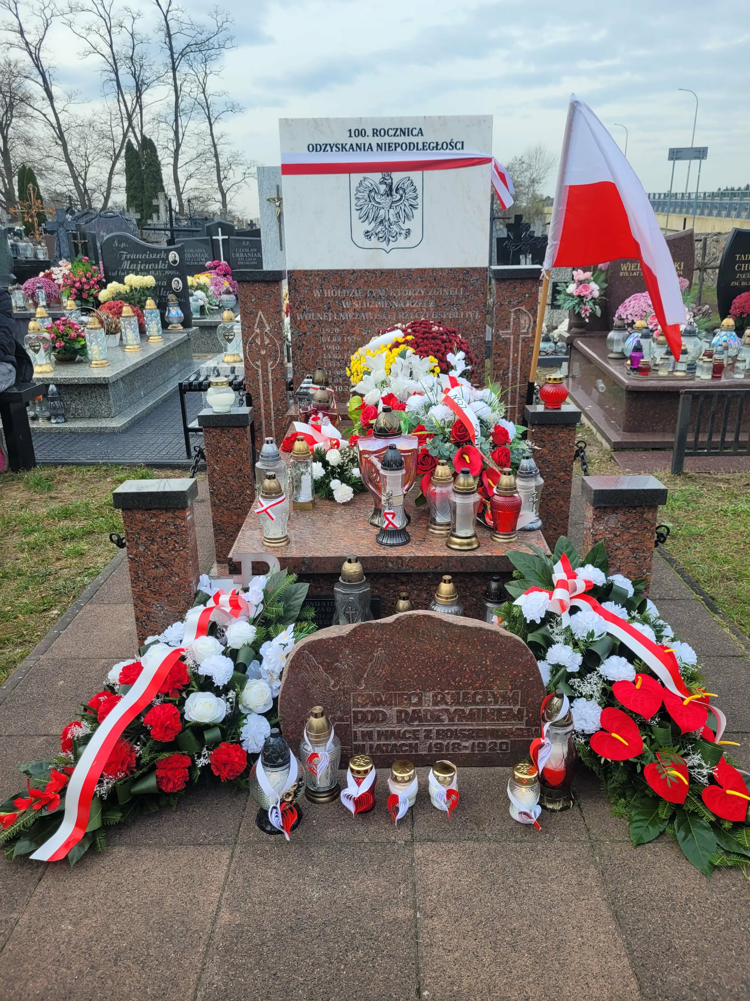 Na zdjęciu znajduje się grób zbiorowy bohaterów walczących pod Radzyminem