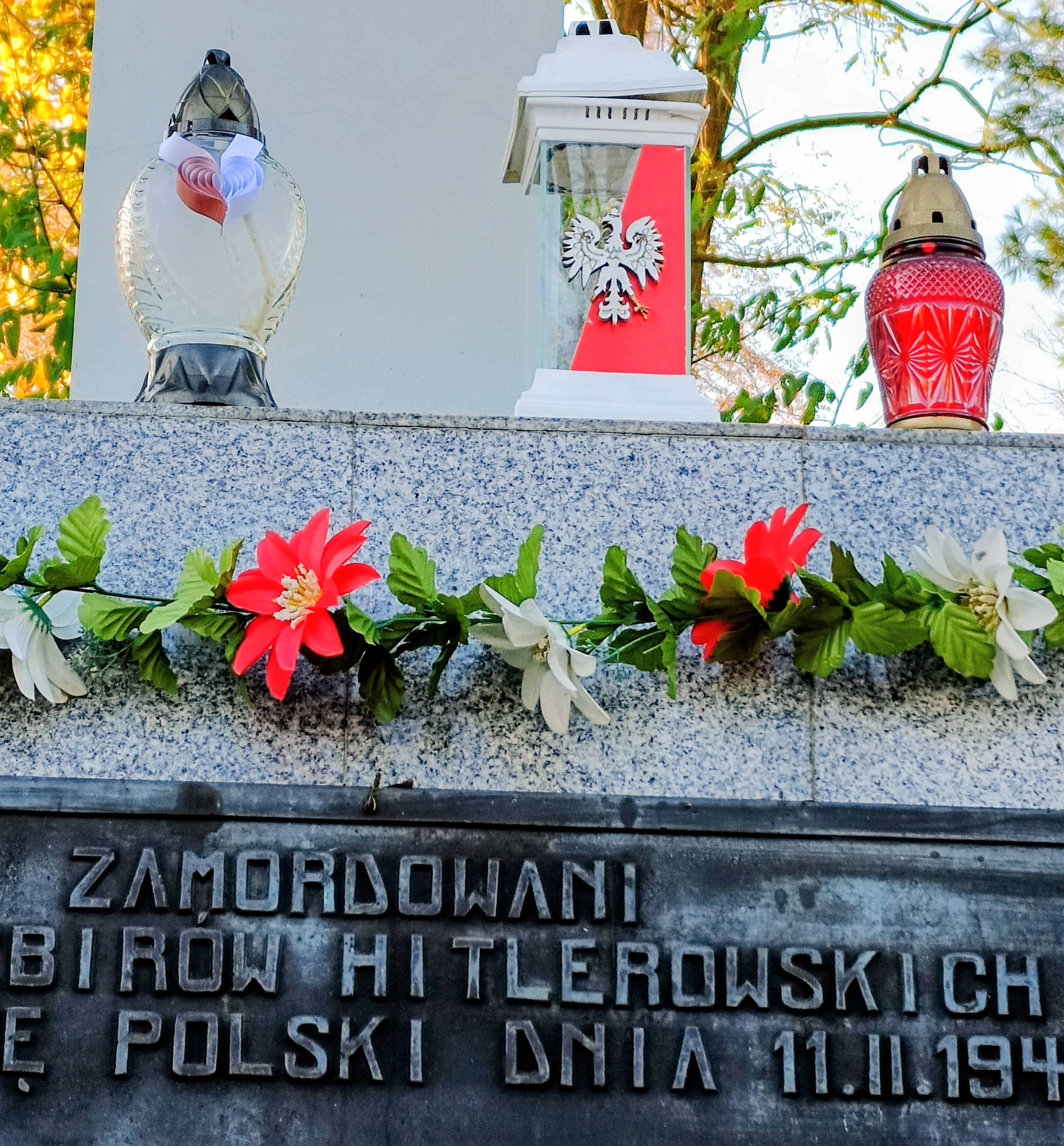 Pomnik Ofiar Terroru, zwany także pomnikiem dziesięciu rąk
