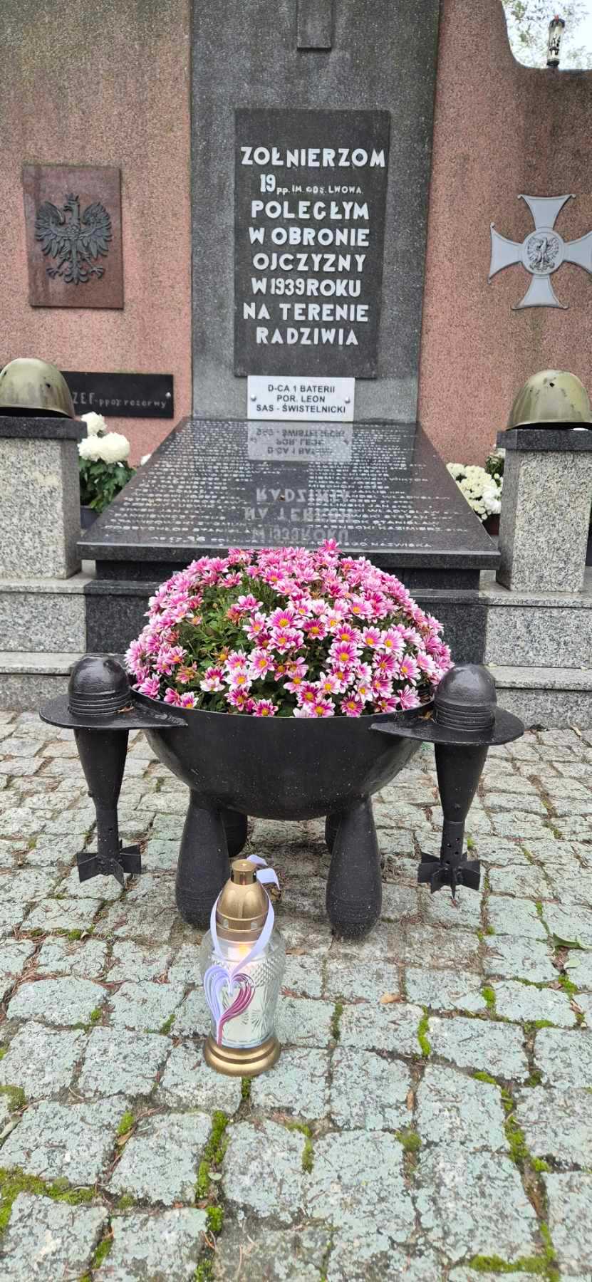 Czarna płyta z inskrypcją i imionami oraz nazwiskami poległych żołnierzy.