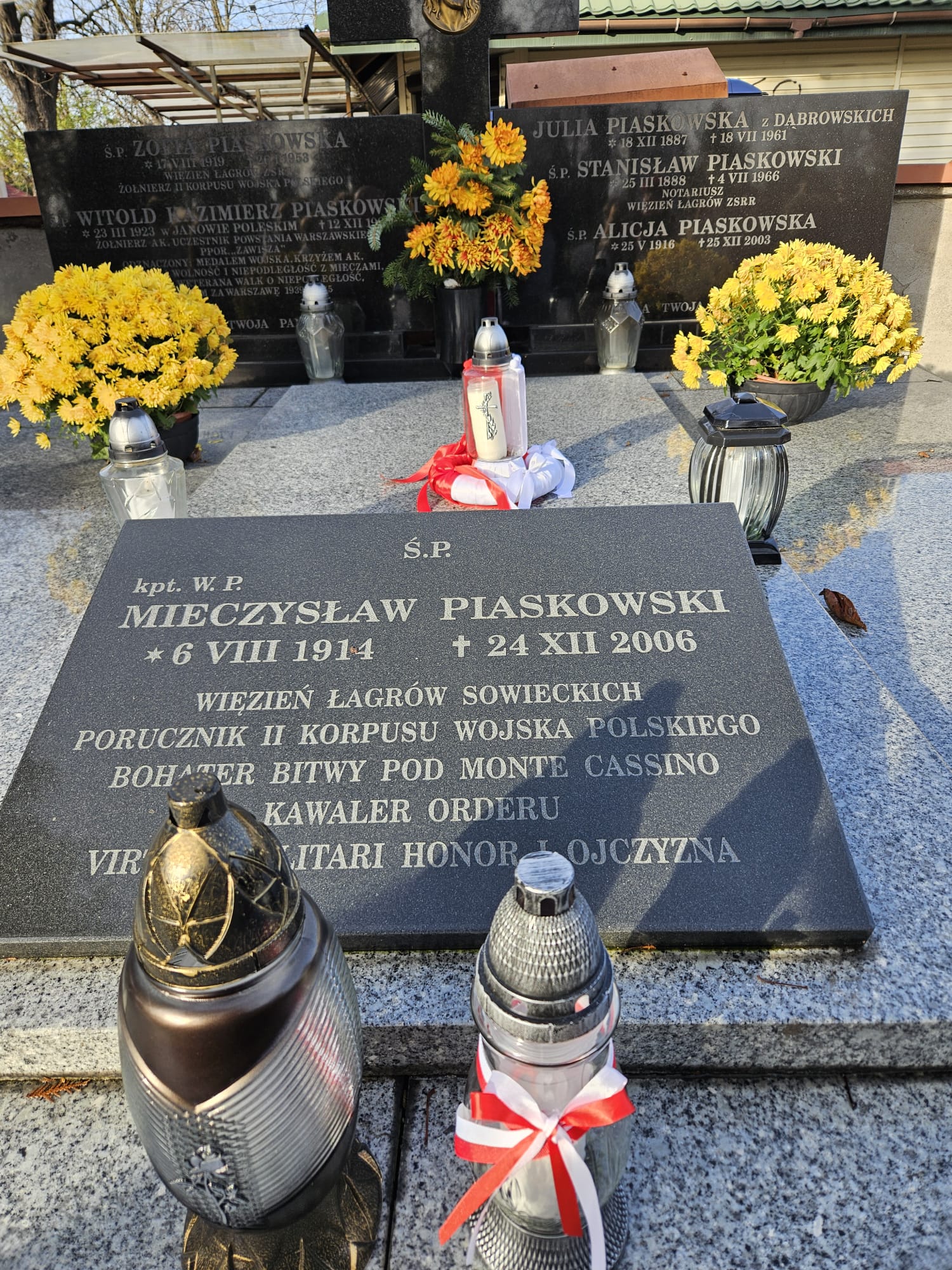 Na zdjęciu znajduje się grób rodzinny Piaskowskich.