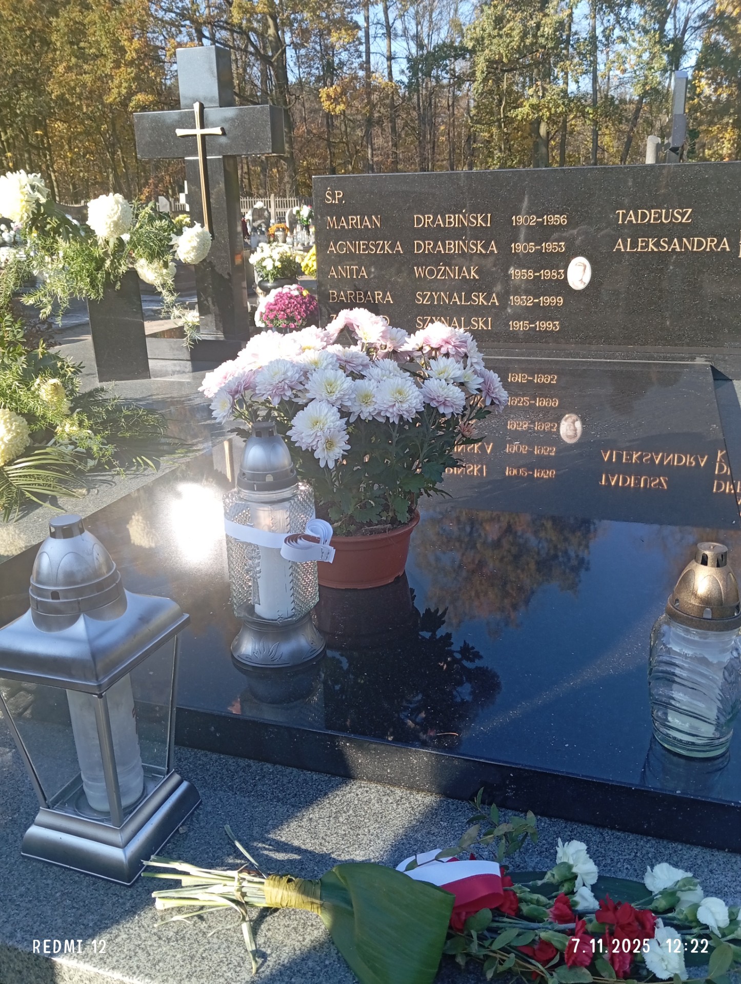 grobowiec rodzinny, na pionowej płycie imiona i nazwiska osób zmarłych, kwiaty, znicze