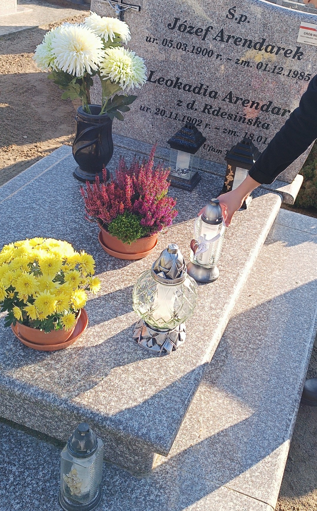 Grób rodzinny Józefa i Leokadii  Arendarków - informacje o datach urodzin i śmierci; kwiaty, znicze