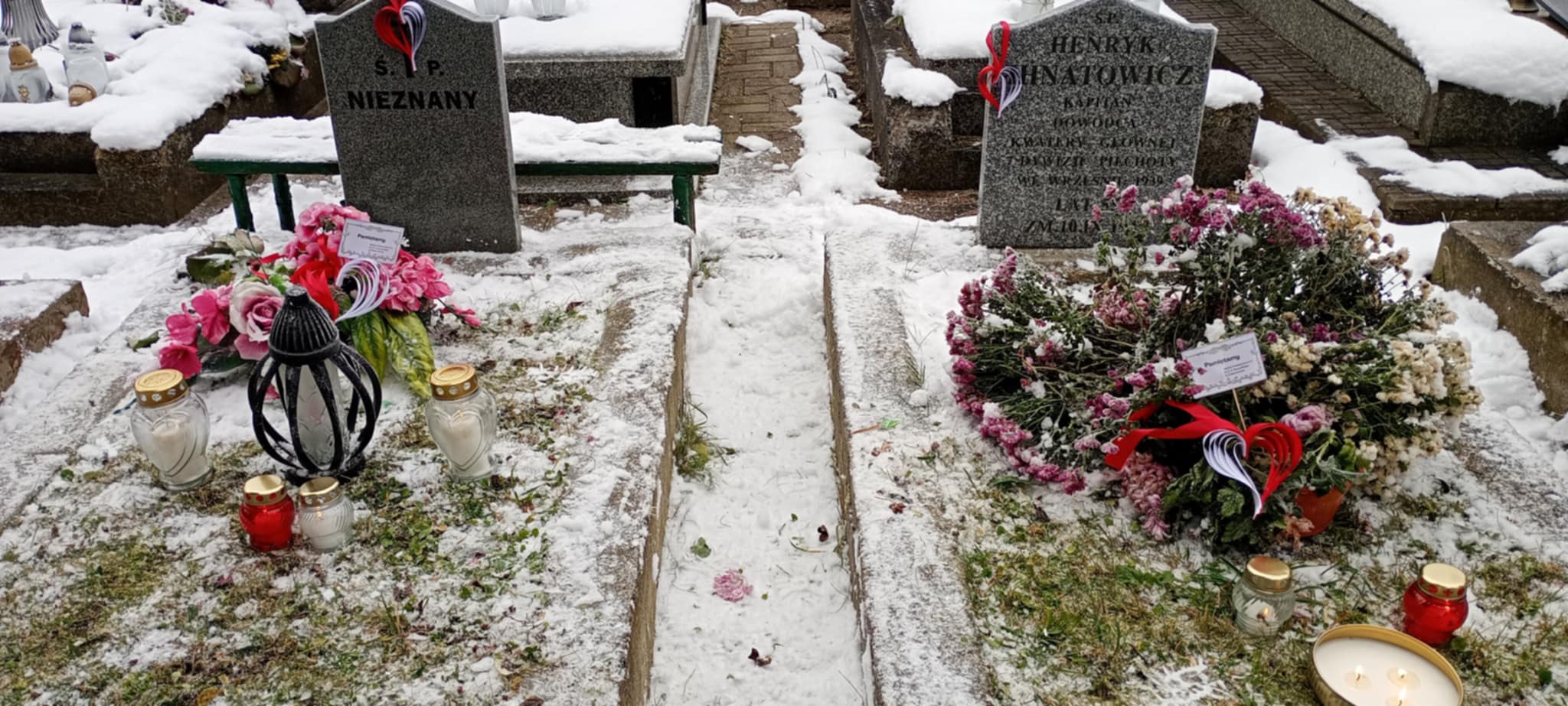 Zdjęcie przedstawia dwa groby Henryka Ihnatowicza oraz Nieznanego Żołnierza