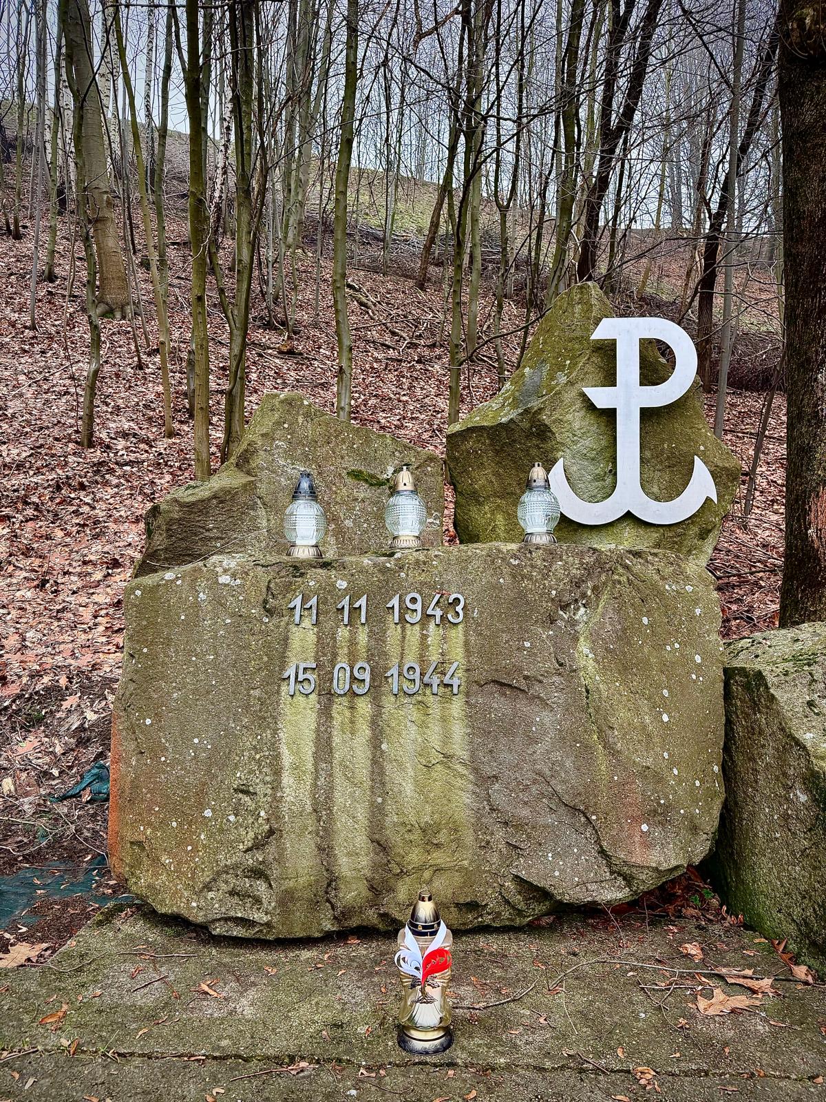 Pomnik w miejscu dwóch masowych egzekucji, w których Niemcy rozstrzelali zakładników.