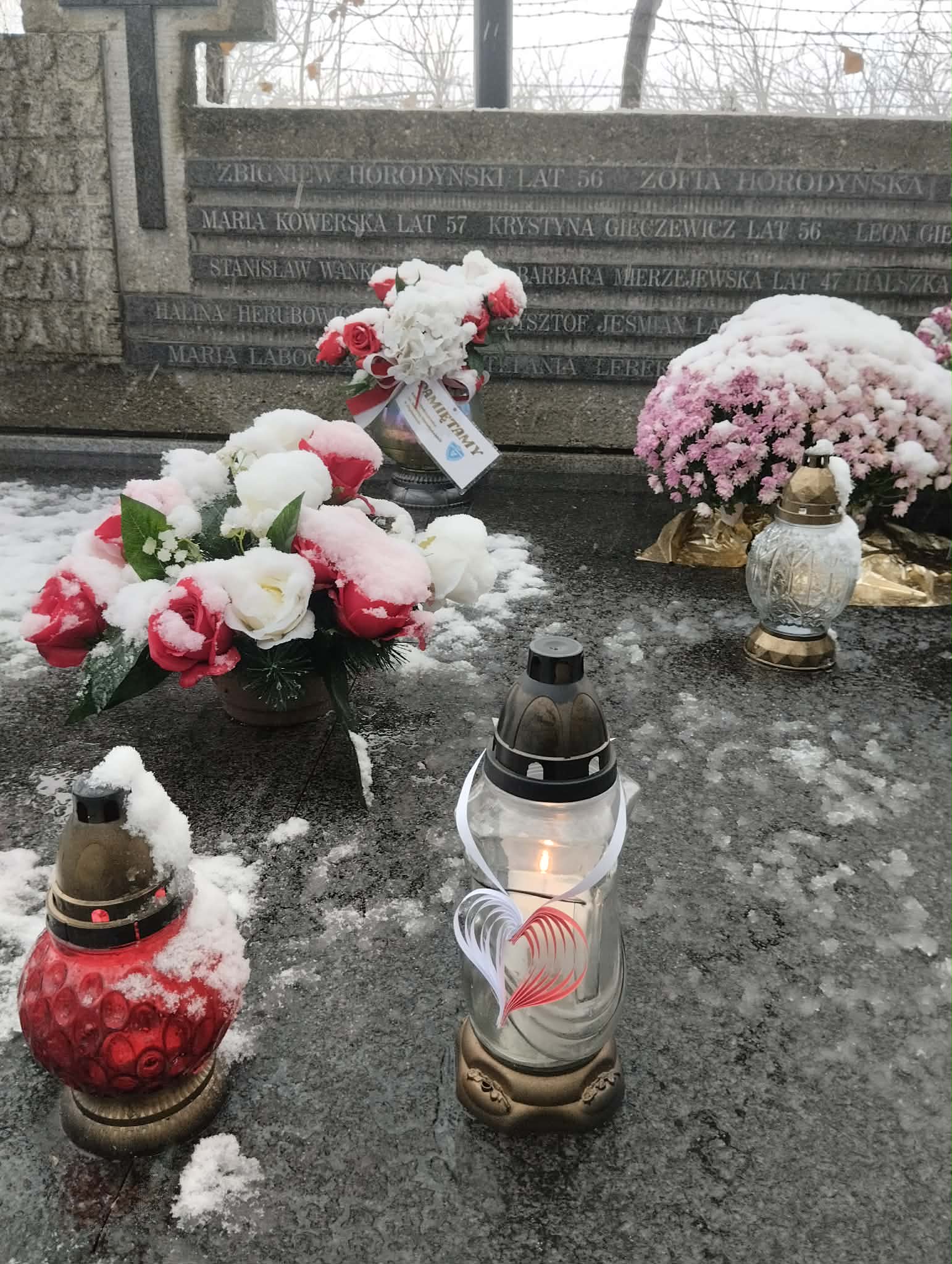 Na fotografii znajduje się zbiorowa mogiła przy Dworze Horodyńskich w Zbydniowie i zapalony znicz