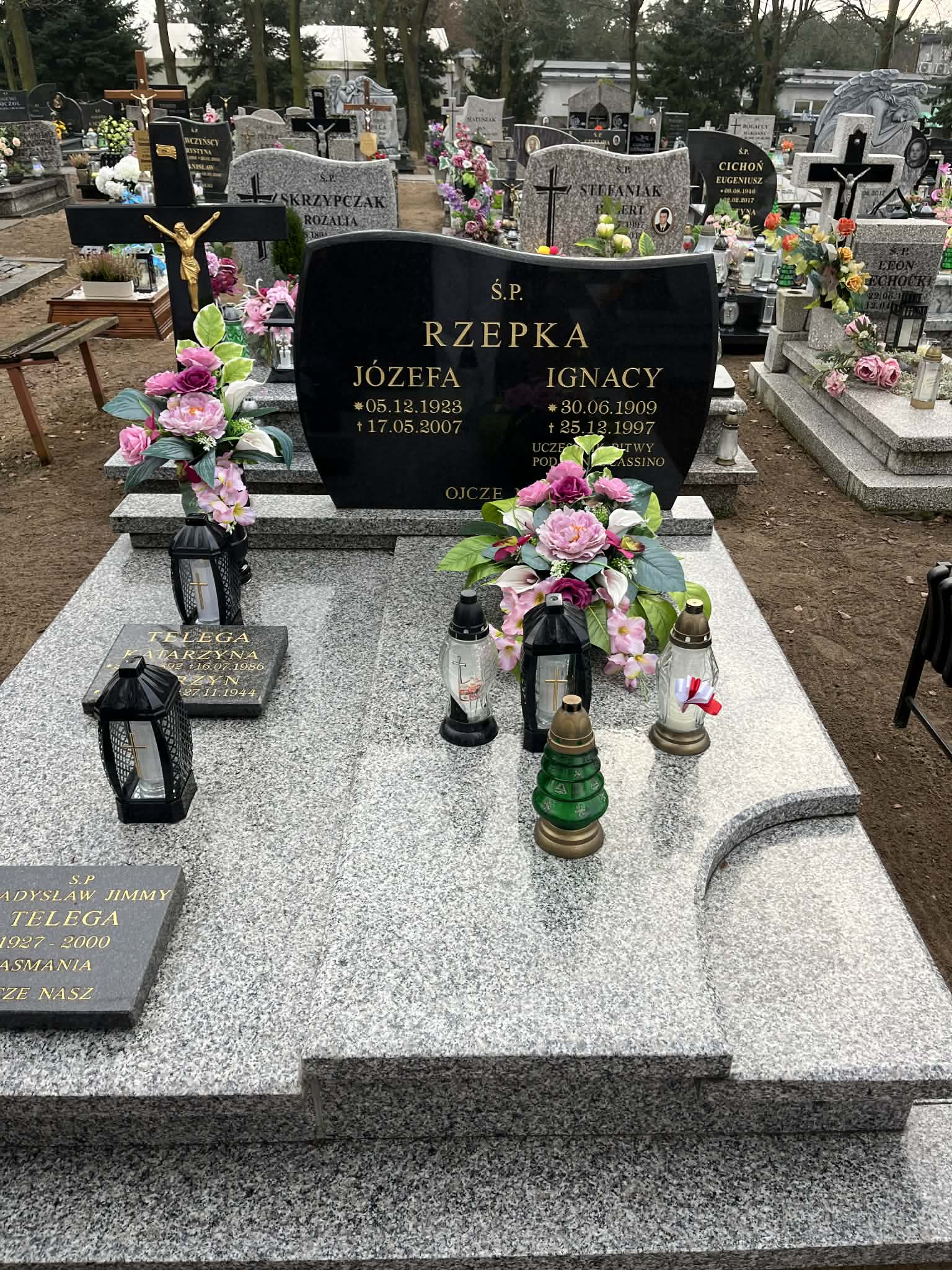 Grób jest wykonany z ciemnej i grafitowej płyty.