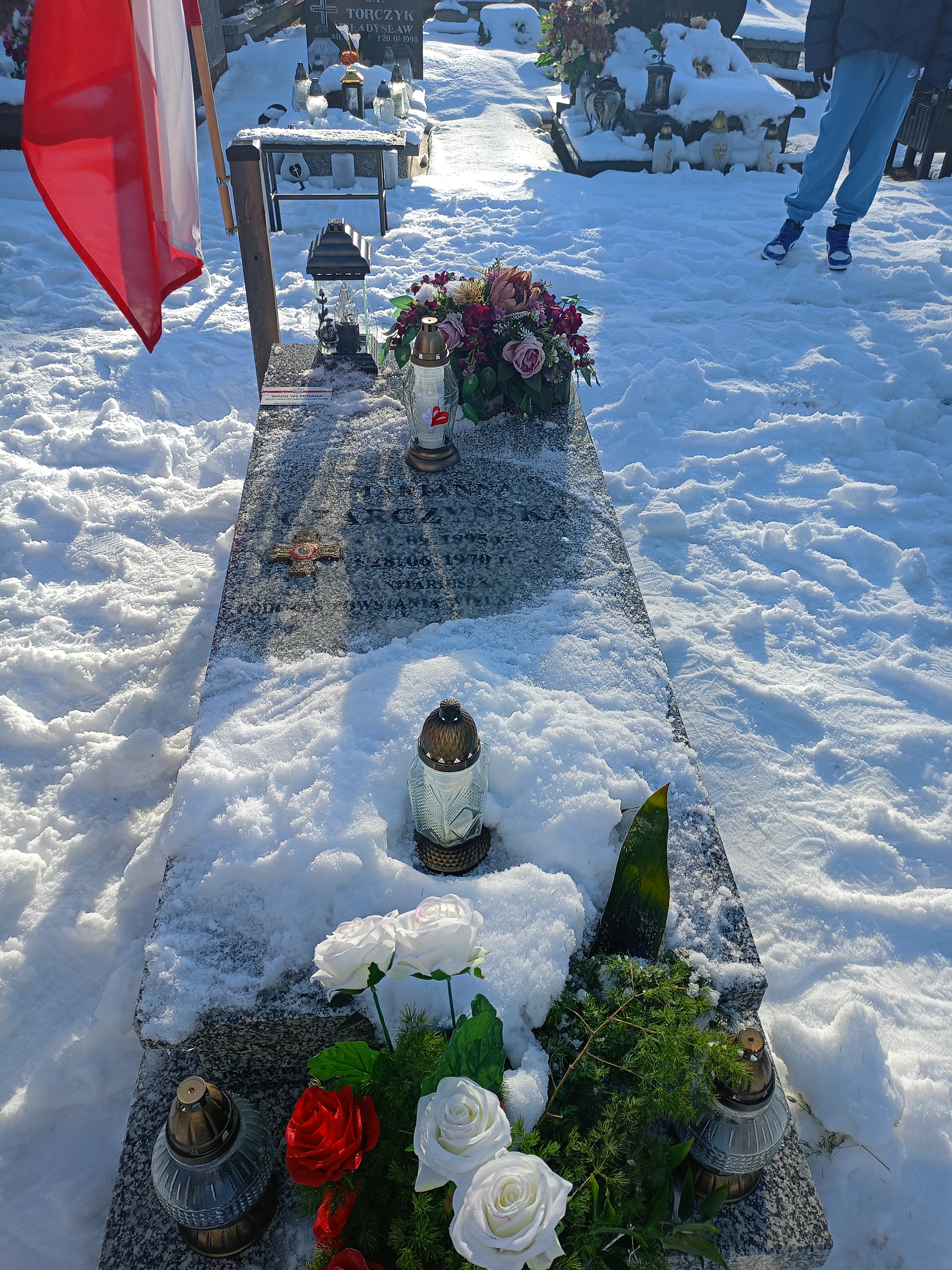Na tablicy widnieje zdjęcie powstańca.