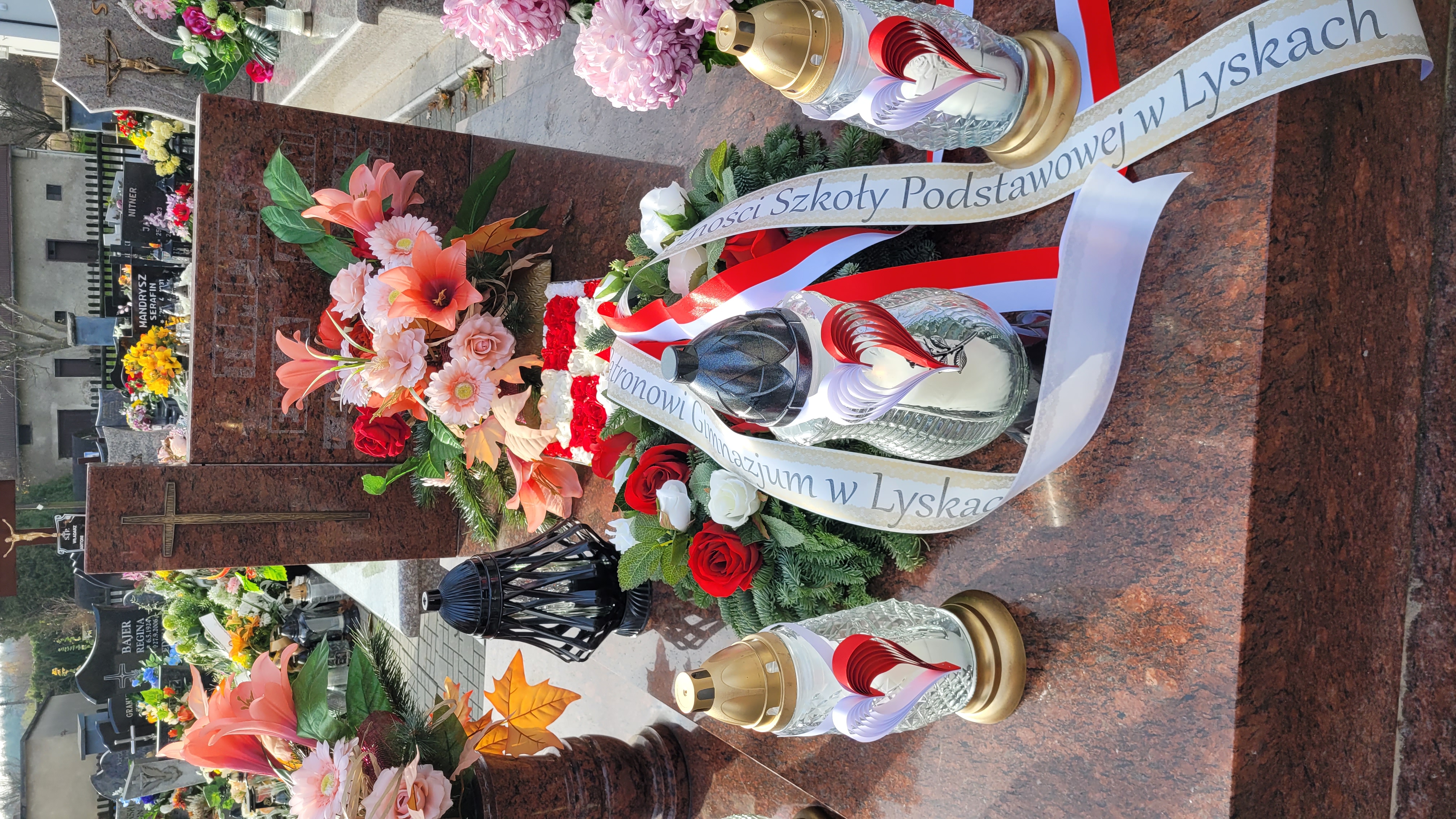 Zdjęcie przedstawia grób majora pilota Antoniego Tomiczka w dniu rocznicy urodzin i złożenia zniczy