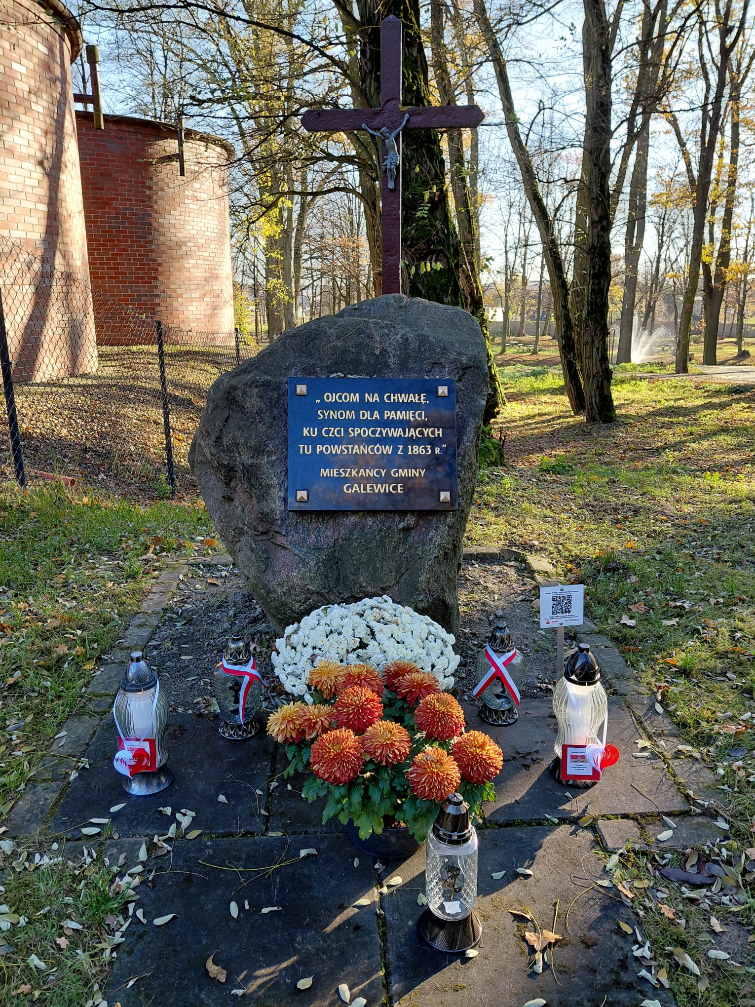 Spory głaz, na którym znajduje się tablica upamiętniająca powstańców 1863r. Z tyłu głazu - krzyż.