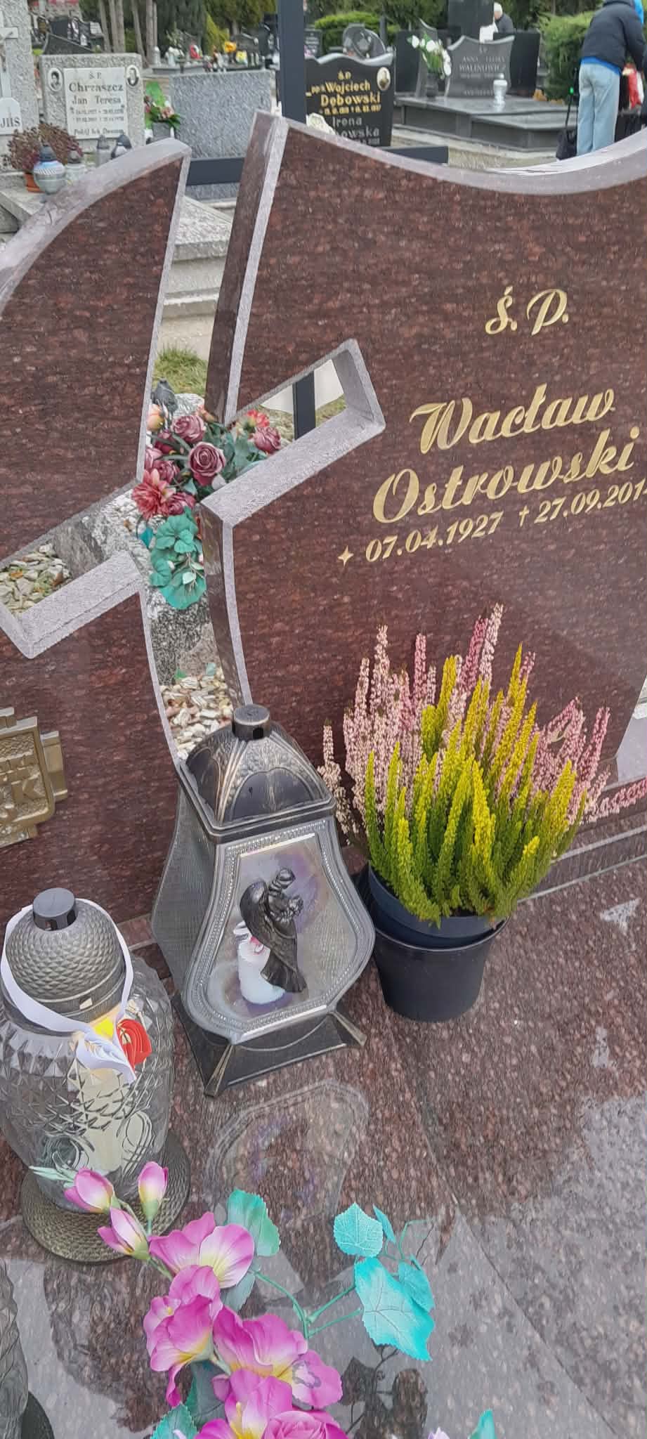 Pomnik nagrobny Wacława Ostrowskiego z  wyciętym  Krzyżem