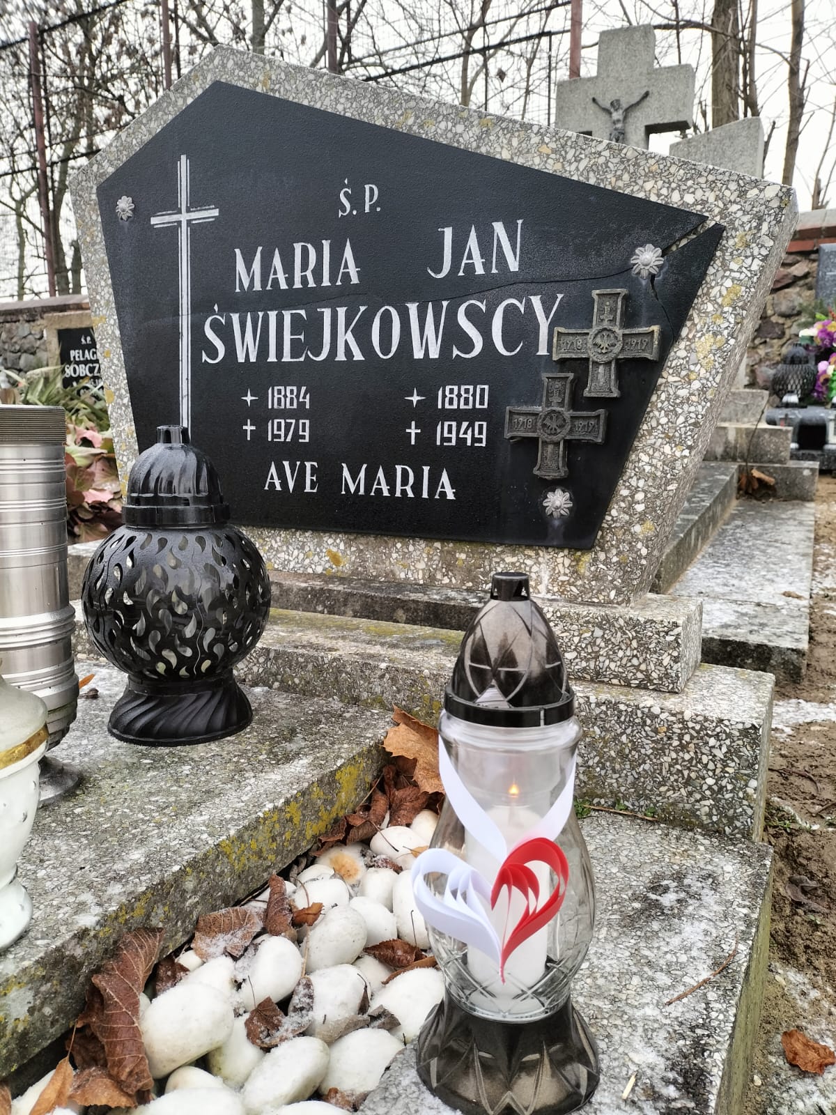 Zdjęcie przedstawia grób, w którym spoczywa Jan Świejkowski - Powstaniec Wielkopolski